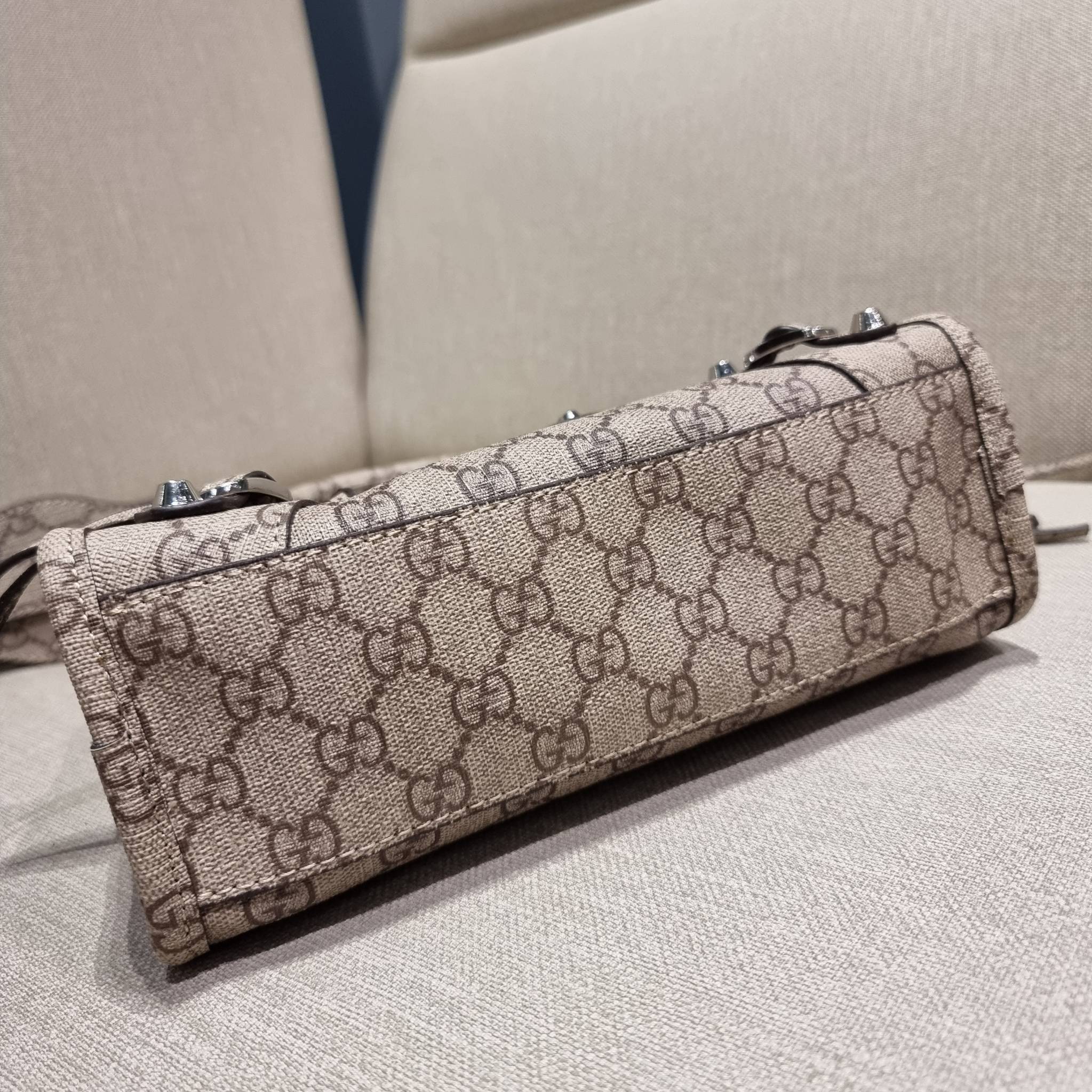 ไซส์ใหม่ กับรุ่นคอลแลบอีกหนึ่ง ที่ฮอตติดลมไม่เลิก!! Gucci×Balenciaga neo classic small bag กระเป๋าถือ/สะพายข้างที่โดดเด่นในสไตล์ที่ไม่ซ้ำ ไม่เกร่อ ดีไซน์มีกิมมิคและลูกเล่นแพรวพราว ทั้งหนังรูดซิป ทั้งหูจับ ทั้งความตกแต่ง มีดีเทลอัพราคาไปหมด วัสดุหนังแคนวาส