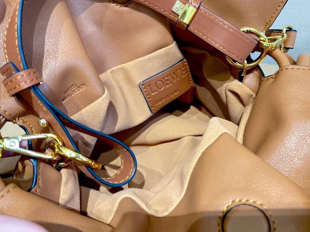 LOEWE Flamenco Clutch Bag / LOEWE CROSSBODY BAG กระเป๋าหนังทรงขนมจีบ อะไหล่ทอง วัสดุหนังอย่างดี