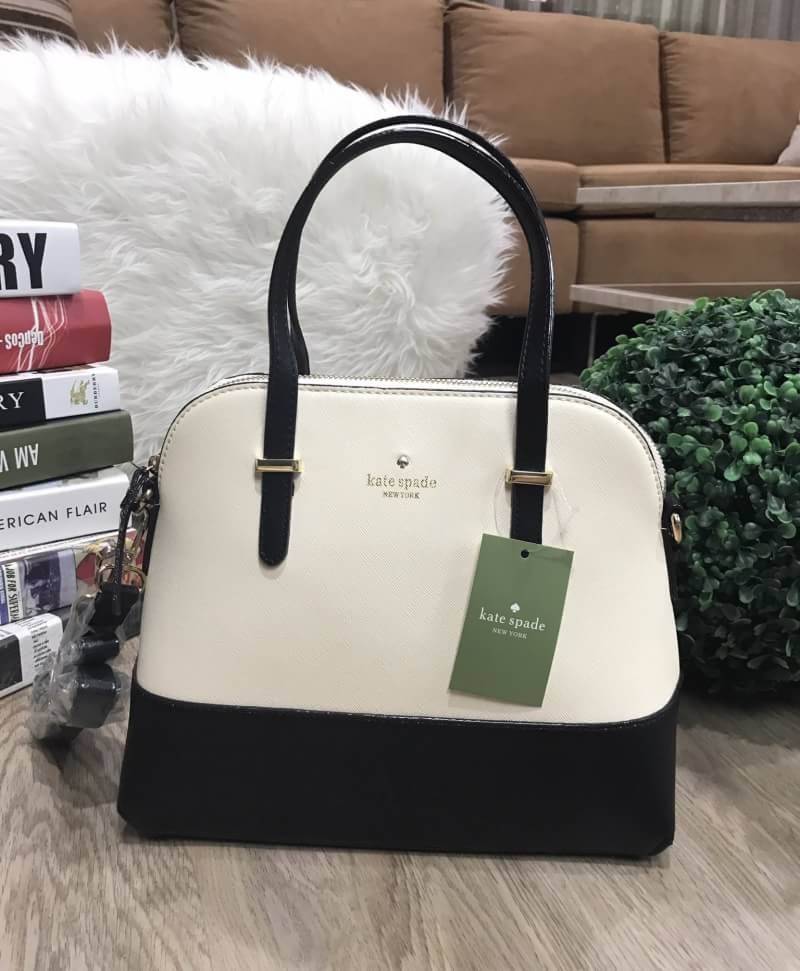 Kate Spade New York Cedar Street Maise CrossBody Bag กระเป๋าถือหรือสะพาย หนังลาย Saffiano สีทูโทนดำขาว สวยอยู่ทรงอด้านหน้าประดับ logo brand เปิดปิดด้วยซิป ภายในมีช่องซิป และช่องเล็ก ใส่กระเป๋าสตางค์ใบยาว ของใช้ ได้เยอะ มีหมุดรองฐานกันรอยสี่มุม มาพร้อมสายส