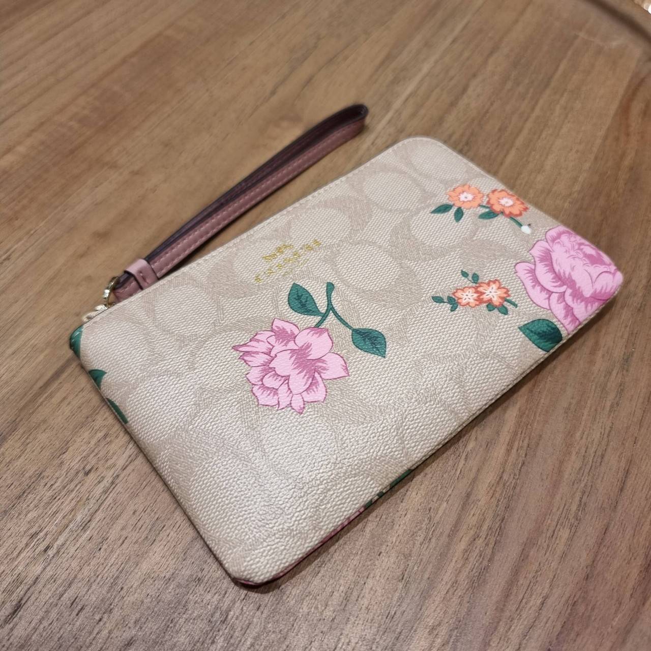 COACH 2972 CORNER ZIP WRISTLET IN SIGNATURE CANVAS WITH BUTTERFLY PRINT มาแล้วจ้า ไอเท็มสุดปัง!! ฮิตไม่เลิก!! พร้อมลวดลายสุดคิ้วท์ น่ารักน่าใช้ขึ้นไปอีก กระเป๋าคล้องมือ ขนาดเหมาะพกพา วัสดุหนังแคนวาส ภายในเป็นช่องโล่ง ใส่ธนบัตร หรือใส่บัตร ใส่เหรียญ ได้หมด