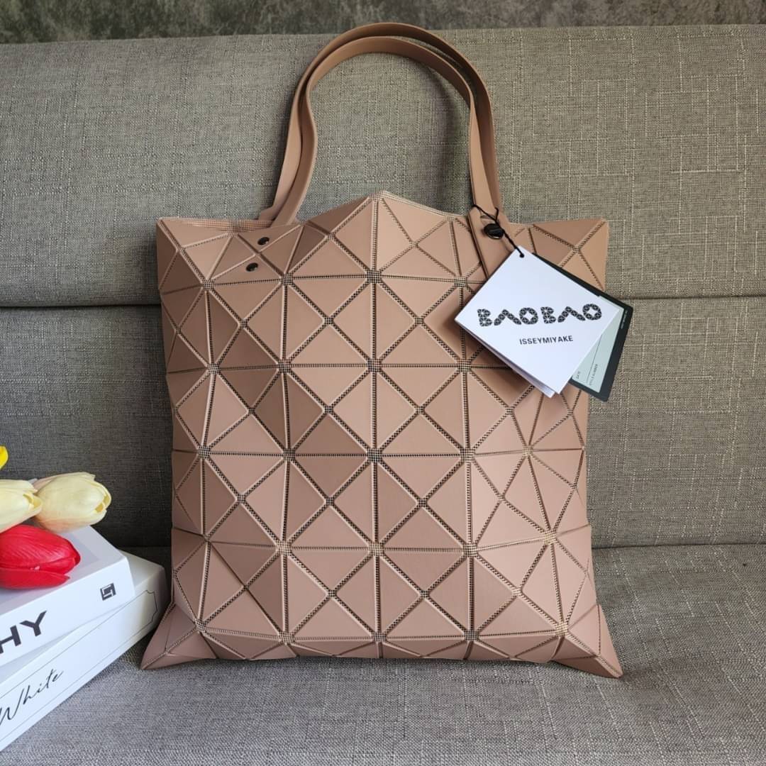 BAO BAO ISSEY MIYAKE LUCENT ONE-TONE กระเป๋า Bao Bao จากแบรนด์ดัง Issey Miyake แบรนด์แฟชั่นจากประเทศญี่ปุ่น ซึ่งมีสินค้ามากมายไม่ว่าจะเป็นเสื้อผ้า นาฬิกา น้ำหอม และที่ขาดไม่ได้นั่นก็คือ กระเป๋า Bao Bao ที่มีความพิเศษในเรื่องของวัสดุและดีไซน์ที่ครองใจสถาปน