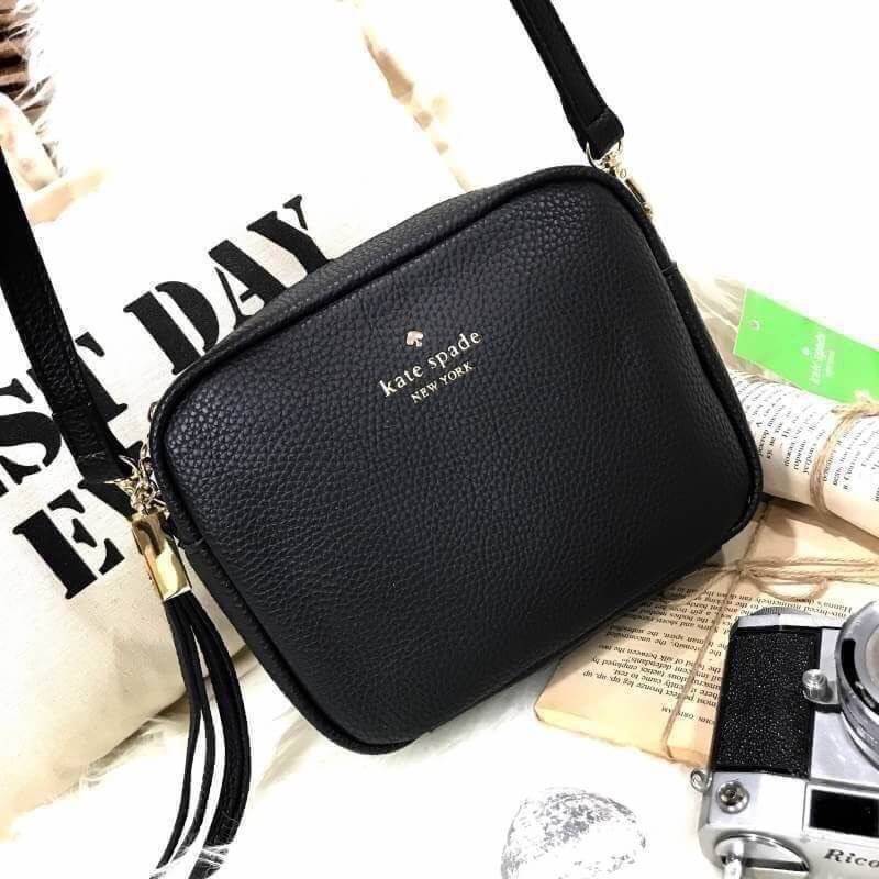 Kate Spade New York Mini Leather Shoulder Bag กระเป๋าสะพายขนาดมินิหนังสวยหรูอยู่ทรงด้านหน้าประดับโลโก้เเบรนด์สีทอง มาพร้อมหัวซิปพู่หนัง และสายสะพายยาวปรับระดับได้ ภายในมีโลโก้ ช่องซิป ช่องใส่ของ ใส่กระเป๋าสตางค์ มือถือ iphone ของจุกจิกได้เยอะ สะพายข้างหรื