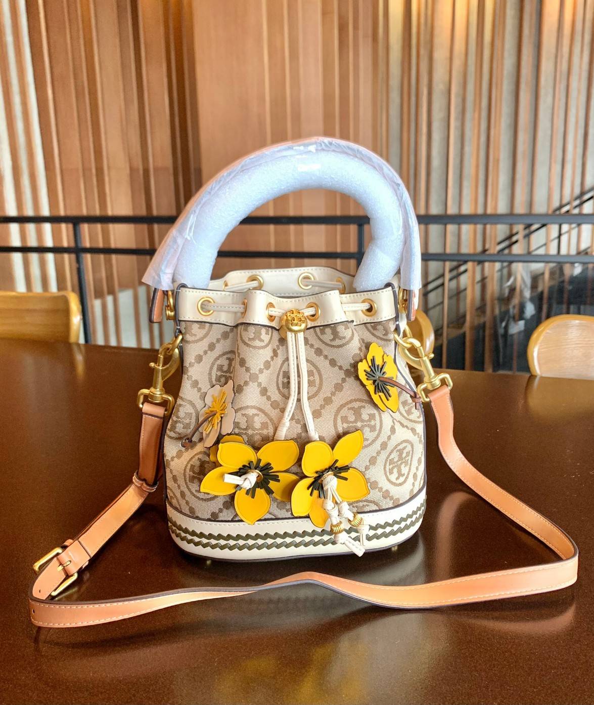 สวยโดดเด่น แต่แฝงความร่วมสมัยค่ะ! TORY BURCH CASUAL STYLE 3WAY LEATHER PURSES ELEGANT CROSSBODY((88963)) 🌼🌼🌼 พร้อมส่ง ห้ามพลาดเลยจริงๆค่ะ! กระเป๋าทรงถัง วัสดุ Jacquardทอล่ยแบรนด์+ขอบหนังแท้ เพิ่มดีเทลแบบถุกเข้ามาได้สวยโดดเด่น สะดุด
