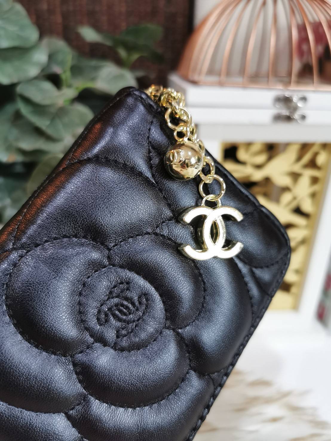 พรีเมี่ยมกิ๊ฟแท้ 100% 】CHANEL SHORT WALLET WITH ZIP VIP GIFT WITH PURCHASE (GWP) พรีเมี่ยมกิ้ฟรุ่นใหม่ล่าสุดจาก Chanel Make Up Lotte Duty Free Korea วัสดุหนังนิ่มสีดำขึ้นลายดอกคามิเลียเอกลักษณ์แบรนด์สวยหรูสุดคลาสสิค เปิดปิดด้วยซิปแบรนด์สวยหรู