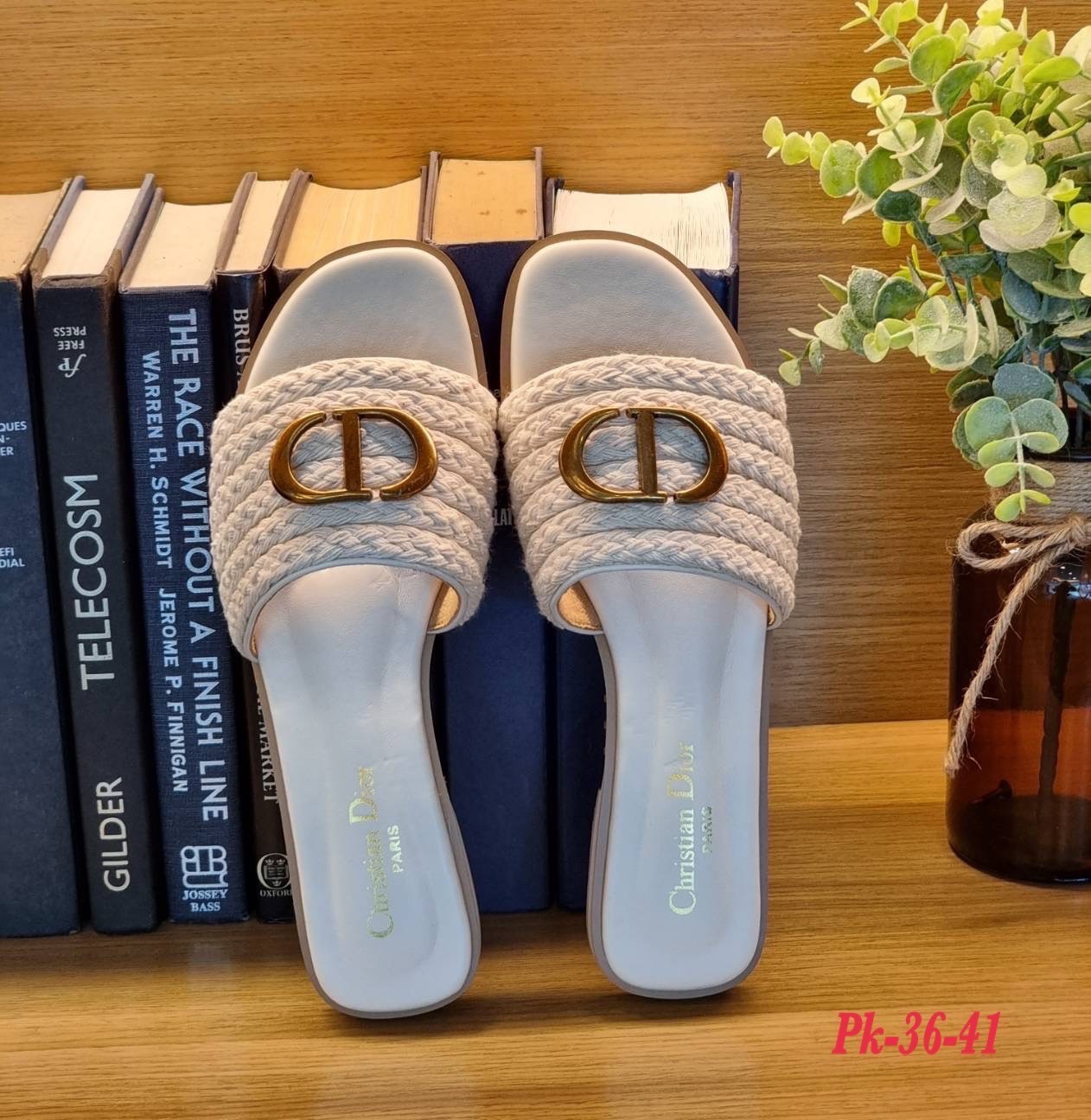 Dior Sandals รองเท้าแตะดิออ รองเท้าส้นเตี้ย งานคัดเกรดคุณภาพทอละเอียด ปั้มแบรนด์ พื้นยางกันลื่นอย่างดี