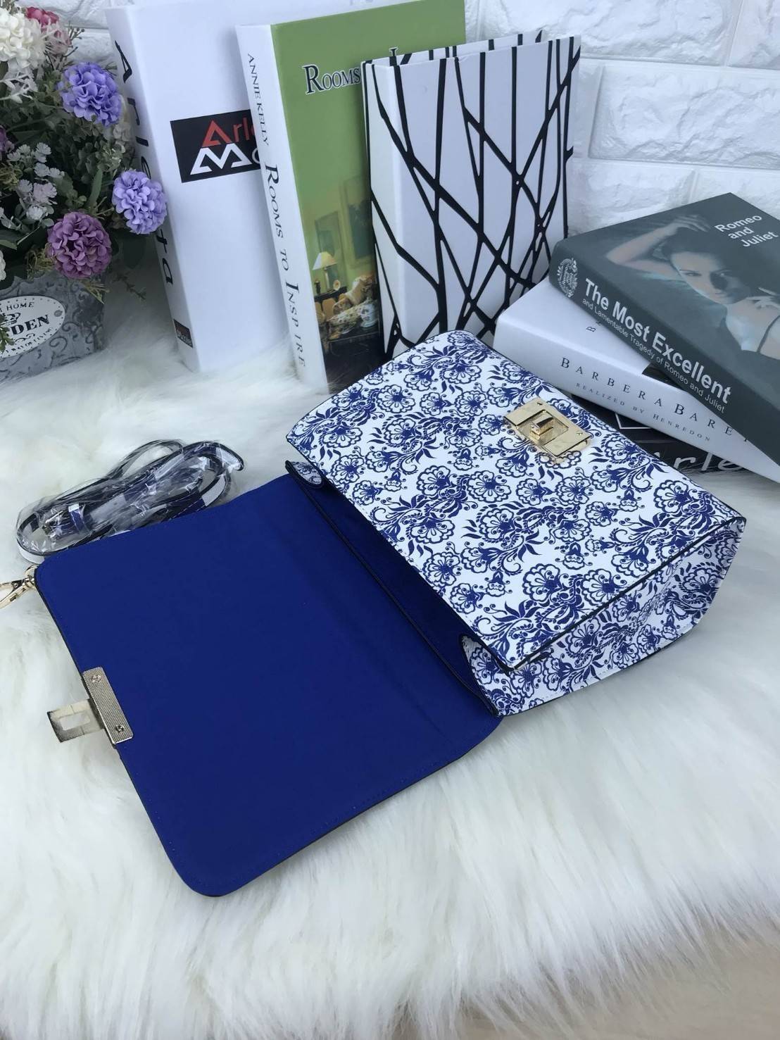 ALDO TURN-LOCK BAG กระเป๋าถือ/สะพาย หนังปริ้นท์ลายสีน้ำเงินเด่น มีพวงกุญแจรูปปลาดาวสีสวยตัดกระเป๋า ด้านหลังมีโลโก้แบรนด์ เปิดปิดด้วยตัวล็อกหมุน ด้านในเป็นช่องกว้างมีช่องซิปเล็ก 1 ช่อง ใส่กระเป๋าเงินใบยาวได้ค่ารุ่นนี้ มาพร้อมสายสะพายยาวถอดและปรับสายได้ตามต