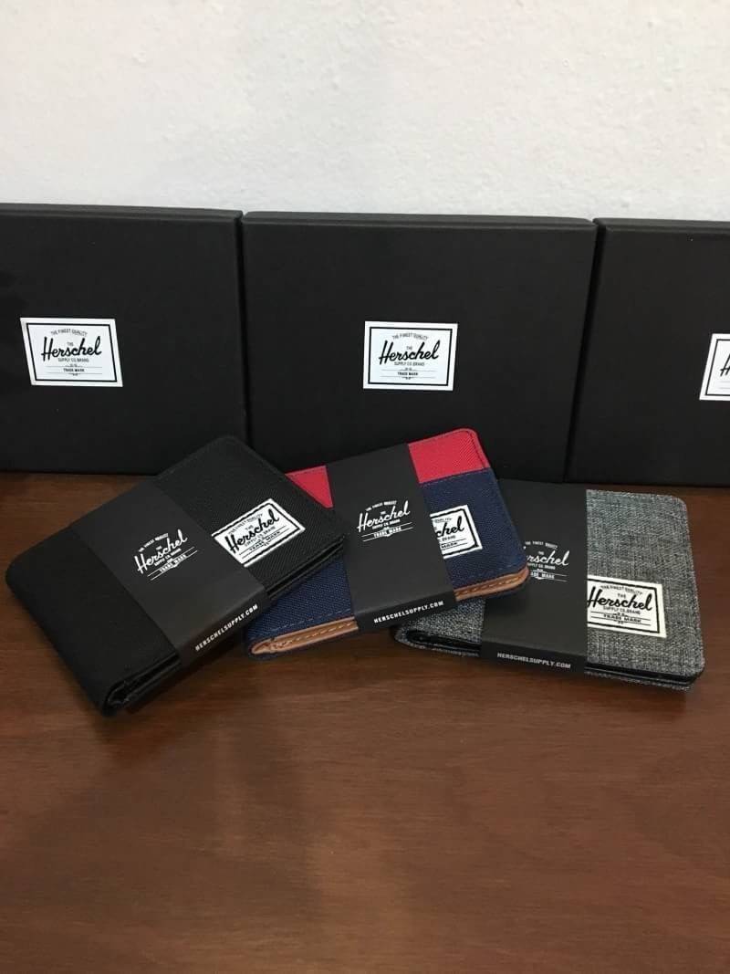 กระเป๋าสตางค์ Herschel Roy Wallet การออกแบบก็เน้นใช้งานพกสะดวกกระเป๋าสตางค์ใบไม่ใหญ่ขนาดมาตราฐาน ช่องใส่บัตร 5 ช่อง ป้ายโลโก้ Herschel แบบป้ายทอคลาสสิค ขนาดกำลังดีเหมาะมือ ถ้าซื้อให้เป็นของขวัญบอกเลยว่าถูกใจแน่นอนค่ะ