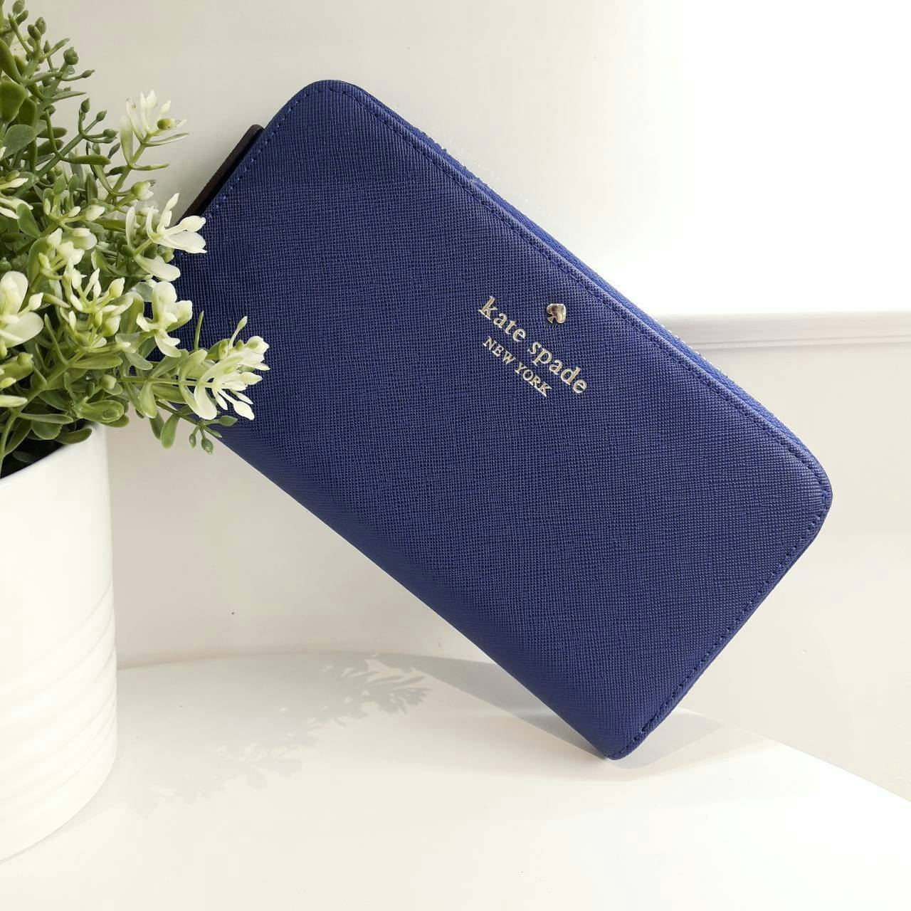 Kate Spade Size: 19 x H. 11 x 2 cm. Color: Black, Navy blue Kate Spade Saffiano long wallet กระเป๋าสตางค์ใบยาวซิปรอบ วัสดุหนังลาย saffiano ภายในมีช่องใส่ธนบัตร, บัตร และช่องซิปใส่เหรียญ ด้านหลังมีอีก 1 ช่องค่ะ