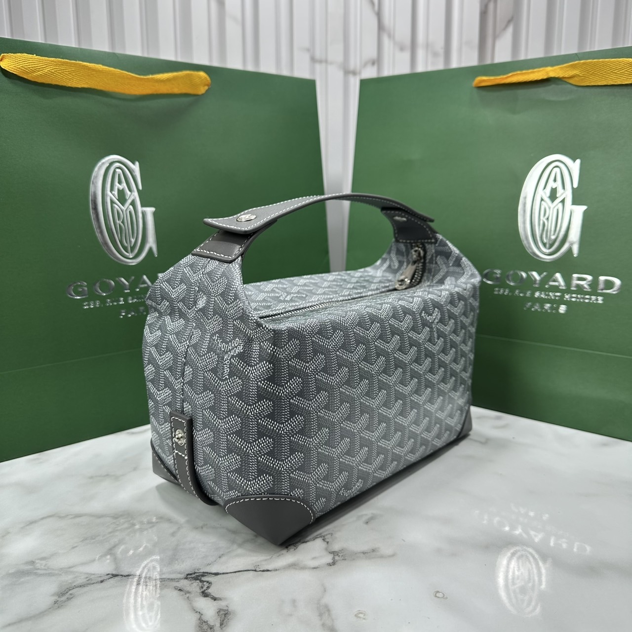 ORI หนังแท้ | Goyard Bowling 25 Toiletry Bag / Goyard Pouch กระเป๋าทรงพอช พร้อมสายถือจับถนัดมือใช้งานง่ายกะทัดรัด ตอบโจทย์ความเรียบง่ายแต่คลาสสิก ใช้ได้ทั้งชายหญิง หรูหรา ติดแกรมที่สุด เป็นรุ่นตามหา ที่ตอนนี้มีพร้อมส่งแล้วค่า