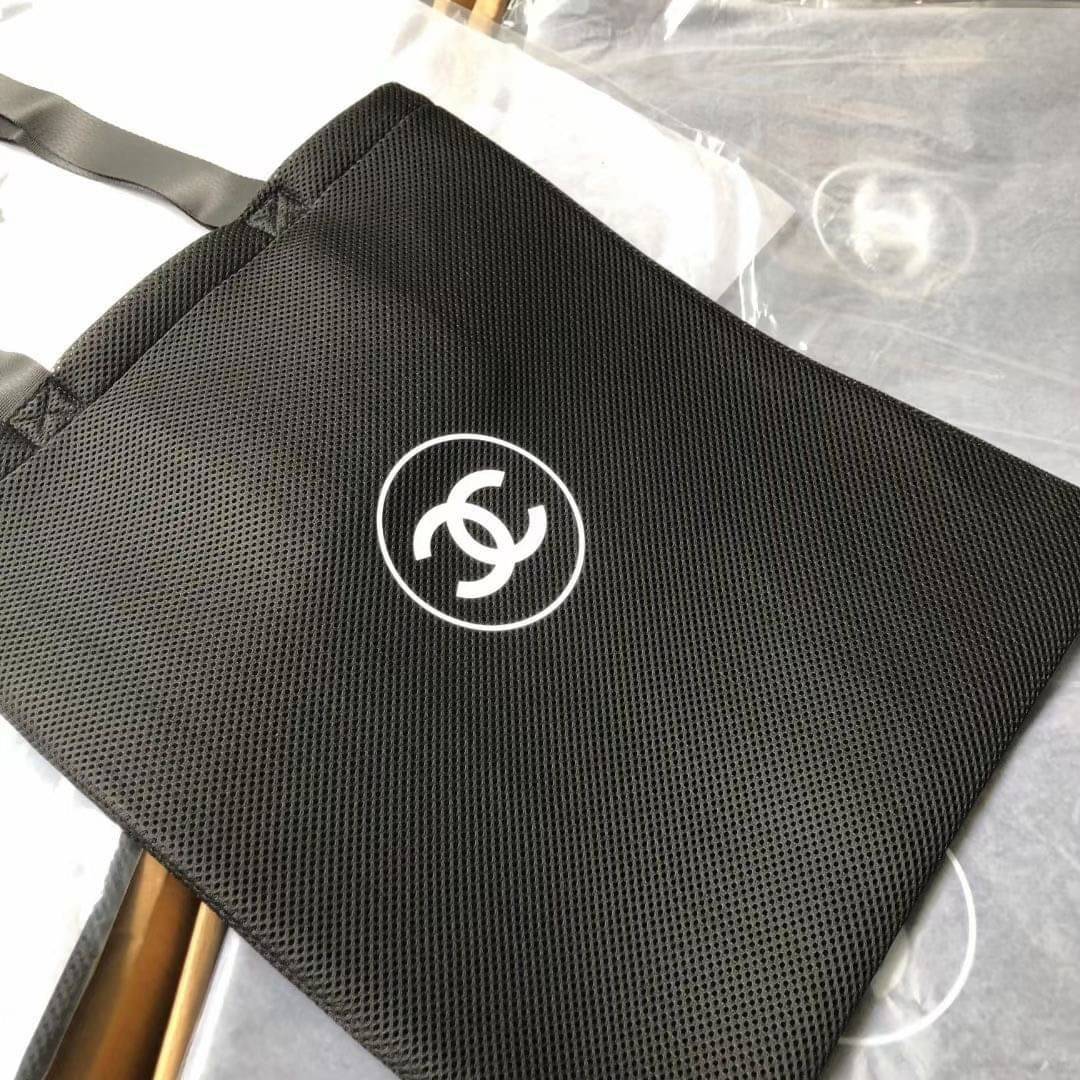 CHANEL Beauty Black Mesh Tote Bag วัสดุผ้าตาข่ายบุนวมนุ่ม จะใช้วันสบายๆ หรือใส่เอกสารต่างๆ ได้เลย พกพาได้ทุกๆวัน