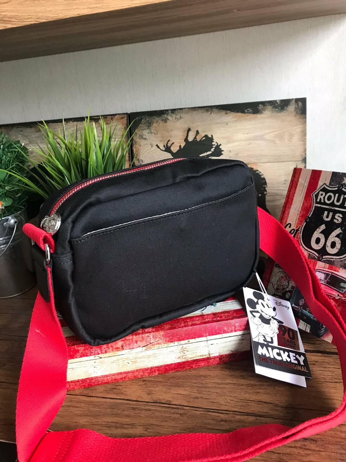 Disney's Mickey&Jungle Book Veni Crossbody Bag รุ่นLimited Edition ทรงสะพายข้าง ขนาดกำลังดี วัสดุpolester100% ดีเทลด้านหน้าลายการ์ตูนของวอลด์ดิสนีย์ เปิดปิดด้วยซิปเดียวด้านบน ภายในกว้าง มีช่องซิปและที่ห้อยพวงกุญแจ ฐานกว้างจุของได้เยอะสามารถสะพายได้ทั