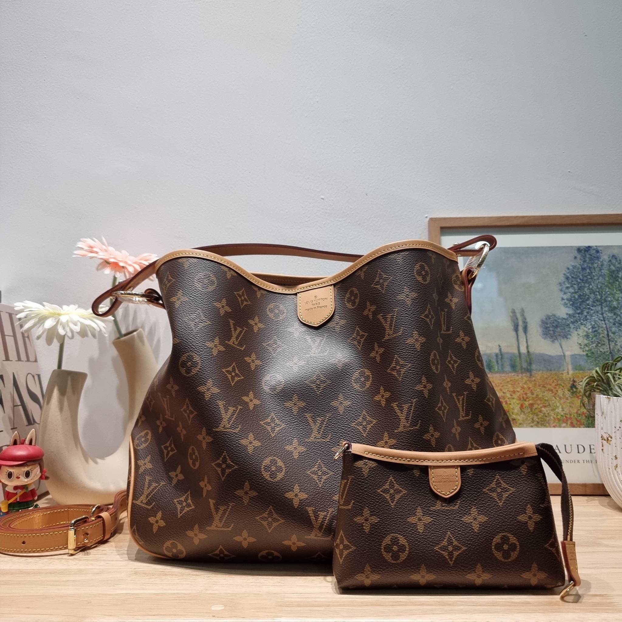 LV delightful bag / LV CARRYALL Monogram Canvas / LV Shopping Bag กระเป๋าทรงโท้ทใบใหญ่ ขนาดจุได้แบบล้นๆ รอบนี้จัดใบลูกมาให้อีก พิเศษที่สุด!! สมใจใครที่มองหากระเป๋าใบโปรด มีตะขอเกี่ยวที่ปากกระเป๋า และยังมาพร้อมสายสะพาย 2 แบบ