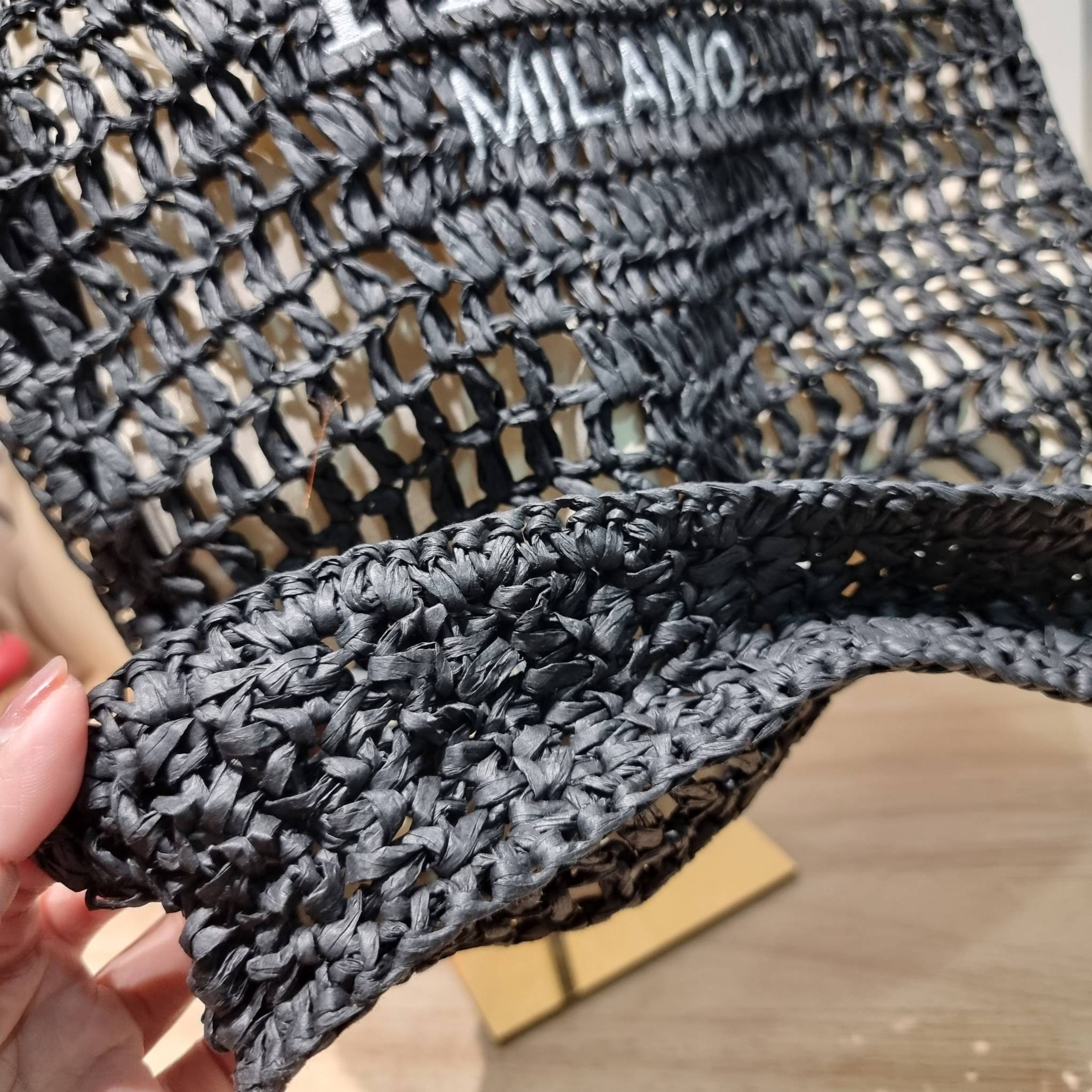 PRADA RAFFIA TOTE BAG สวยไม่ซ้ำใคร สไตล์บีช เหมาะมากกับการสะพายไปเที่ยวทะเล หรือจะใช้ในวันสบายๆก็ตอบโจทย์ กับกระเป๋าสะพายสานใบใหญ่ ตัวกระเป๋าเป็นวัสดุสังเคราห์จากธรรมชาติ