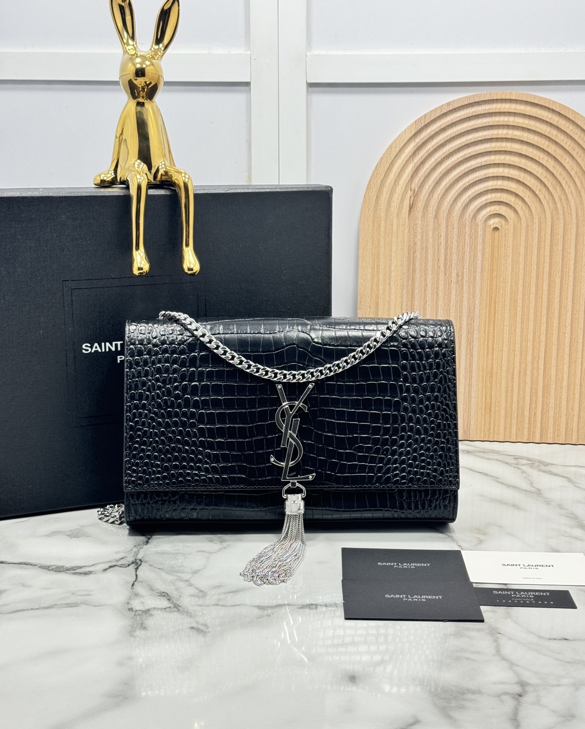 ORI หนังแท้ | 24cm Ysl Kate Croc Tassel Bag / YSL Woc Bag กระเป๋าสะพายทรง woc เรียบหรูดูแพงที่แท้จริง งานหนังลายจรเข้เต็มใบโดดเด่นด้วยโลโก้แบรนด์สุดหรู พร้อมพู่ห้อย รุ่นฮิตลอดกาลดูดีมีระดับ