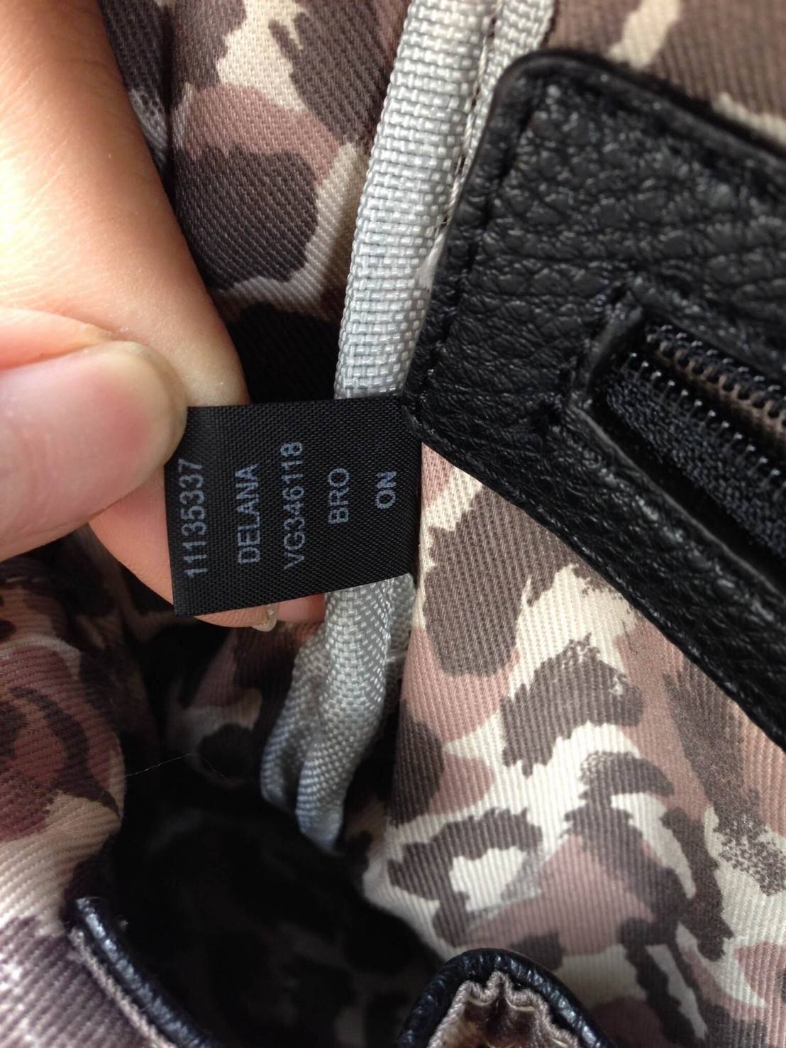 GUESS CANSON BACKPACK ของแท้❗️กระเป๋าเป้หนังเนื้อนิ่มสัมผัสคล้ายหนังแท้ ด้านหน้าแต่งหมุดกิ๊ปเก๋ เปิดปิดด้วยซิปสะดวกใช้ ด้านในบุผ้าแบรนด์ มีช่องใส่ซิปและช่องใส่ของจุกจิก ขนาดกำลังดีค่ะ น้ำหนักเบา สีสวย สายสะพายปรับได้ฟรีเลยค่าใบนี้ แนะนำมากๆค่า