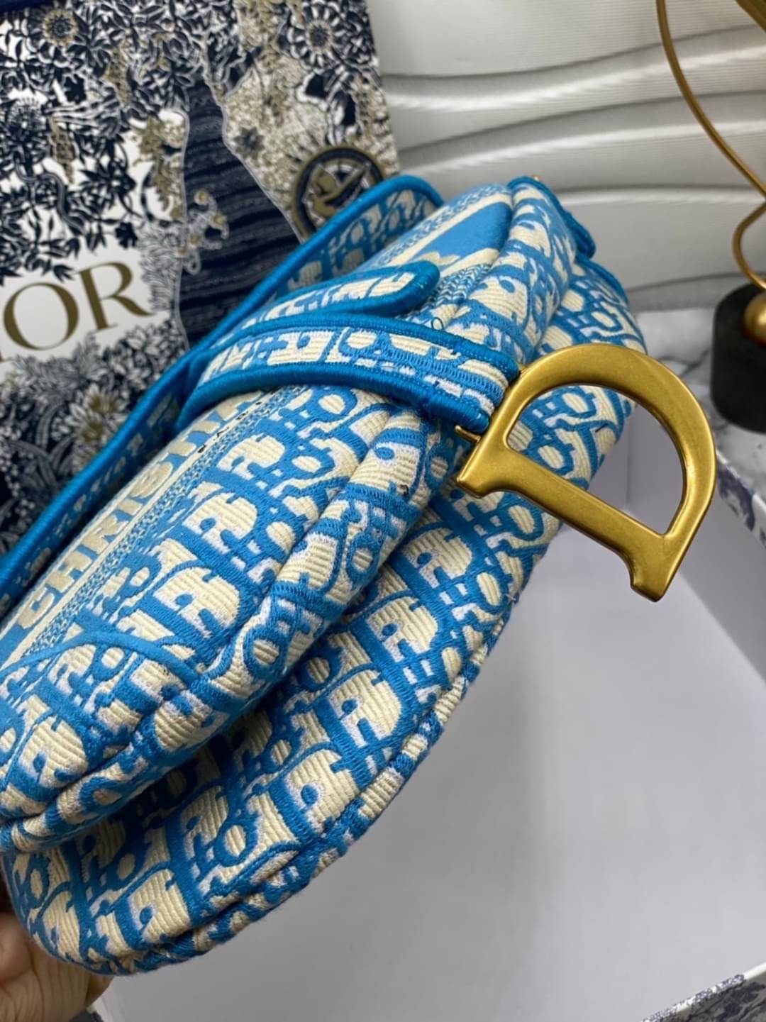 หนังแท้ DIOR SADDLE BAG Toile de Jouy Embroidery กระเป๋ารุ่นยอดนิยมตามแบบฉบับแบรนด์ พร้อมส่งที่ไทย เกรดออริจินอลหนังแท้ ภาพสินค้าถ่ายจากงานขายจริง ใช้งานต่างประเทศได้ค่ะ