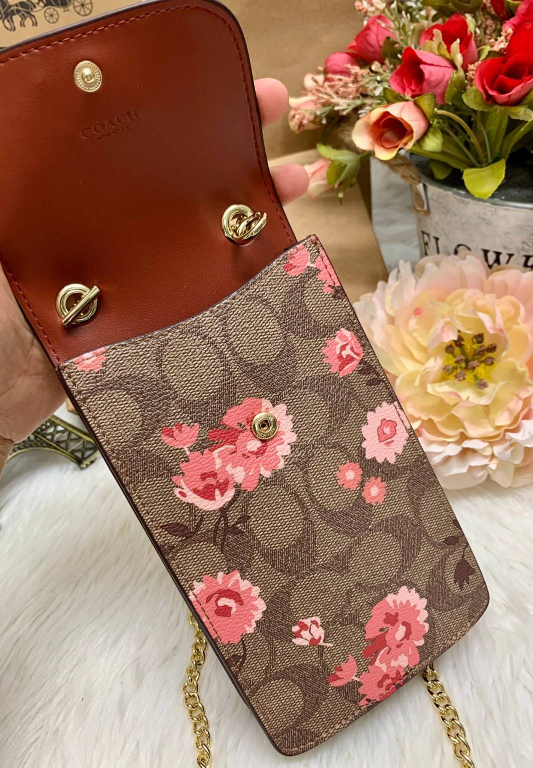COACH PHONE CASE CROSSBODY BAG ((73486//76988//76357//39955//91046)) COACH NORTH/SOUTH CROSSBODY IN SIGNATURE CANVAS กระเป๋าใส่โทรศัพท์รุ่นนี้ มีความโดดเด่นทั้งดีไซน์และคุณสมบัติในการใช้งาน ด้วยลวดลายที่มีซิกเนเจอร์เป็นเอกลักษณ์แล้ว ด้านหลังยังมีช่องใส่กา