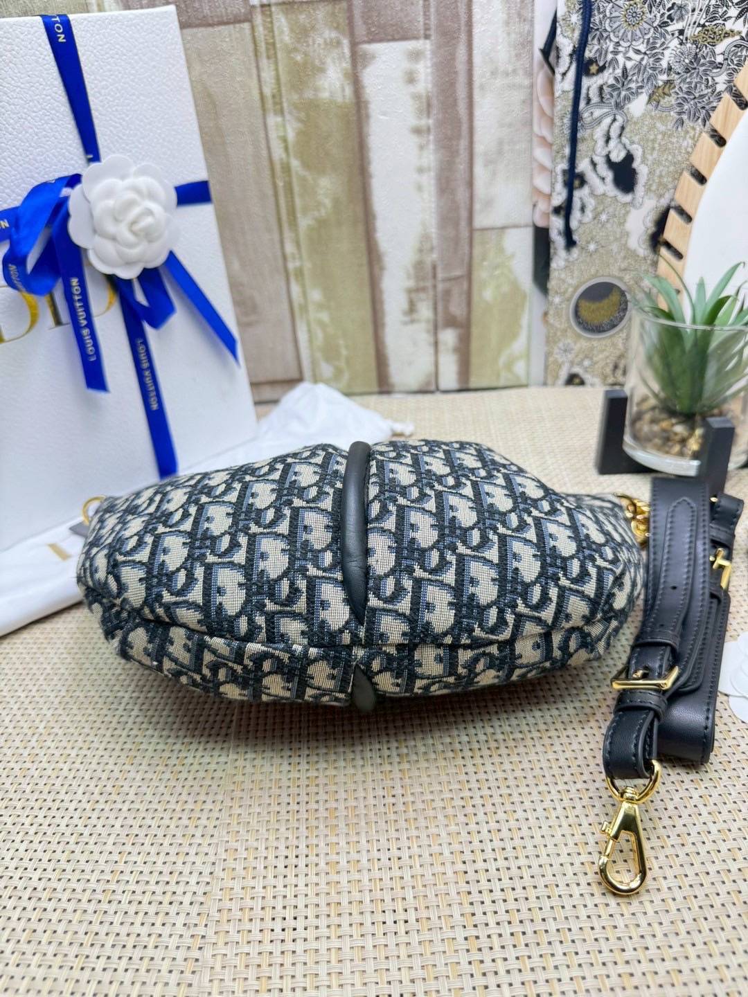 ORI หนังแท้ | DIOR Walk in Dior Purse Blue Oblique Jacquard / diorclutch กระเป๋าสะพายทรงคลัชสุดลัคชู หรูหราเกินเรื่อง ดีไซน์ใหม่มาแรงมาก! โดดเด่นด้วยหูจับทรงโค้งสีทอง ดูแพงสุดๆ