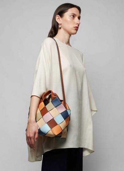 LOEWE SURPLUS LEATHER WOVEN BASKET BAG IN CLASSIC CALFSKIN กระเป๋าสาน กระเป๋าถือหรือสะพาย อะไหล่เงิน มาพร้อมสายสะพายยาวในตัว (ถอดได้ /ปรับระดับไม่ได้) ดีไซน์ถักทอแบบงานสานหมากรุก สวยล้ำนำสมัยมากๆ ค่ะ น้ำหนักเบา ตอบโจทย์การใช้ชีวิตระหว่างวันที่ดูไม่ซับซ้อน
