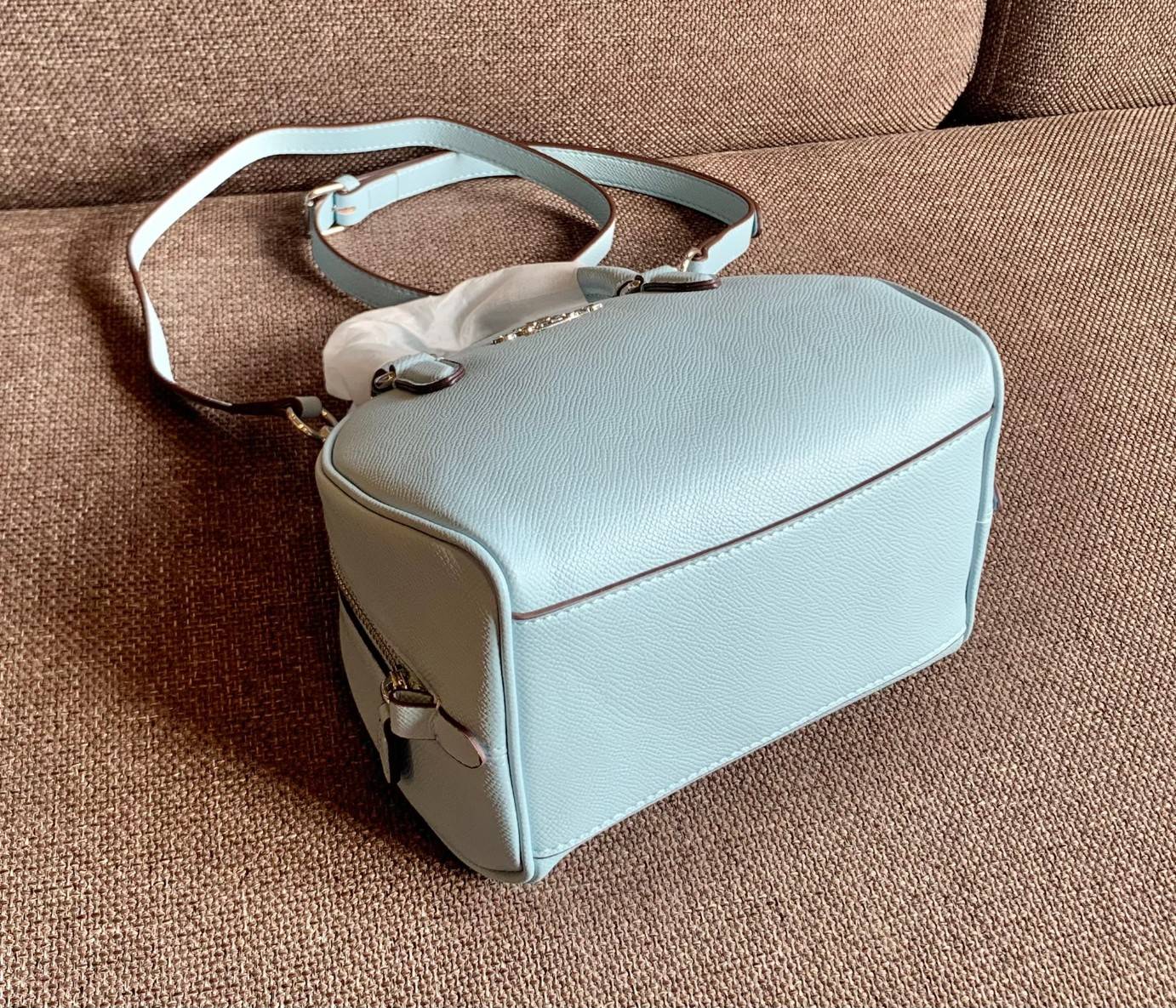 COACH SYDNEY SATCHEL BAG CA202 CA591 CB596 ใหม่ล่าสุด กับคอลที่สาวๆต้องหลงรัก กระเป๋าสะพายทรง satchel ที่มีรูปทรงดึงดูดสายตา สวยแรกเห็น วัสดุหนัง crossgrain พร้อมหูจับในตัว เปิด-ปิดด้วยซิป ภายในโล่งกว้าง ขนาดกำลังดี มีสายครอสให้ ปรับได้ตามชอบ ใบจริงลูกคุณ