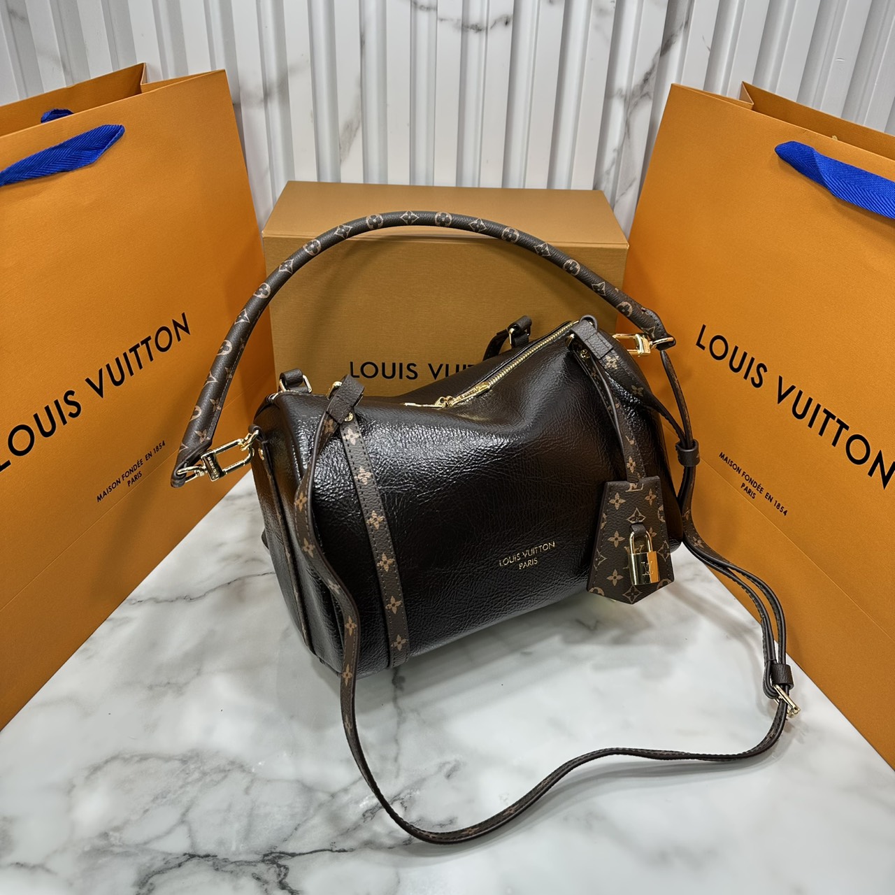 ORI หนังแท้ | LV Express PM Bag 25cm กระเป๋าสะพายทรงหมอนสปีดี้ดีไซน์ใหม่ล่าสุด โฉบเฉี่ยว แต่งคาดหน้าโมโนแกรมโดดเด่น ตัวกระเป๋าสีพื้นตัดกันอย่างลงตัว พร้อมหูแบบจับยาวถอดได้จะถือหรือคล้องไหล่ก็เก๋