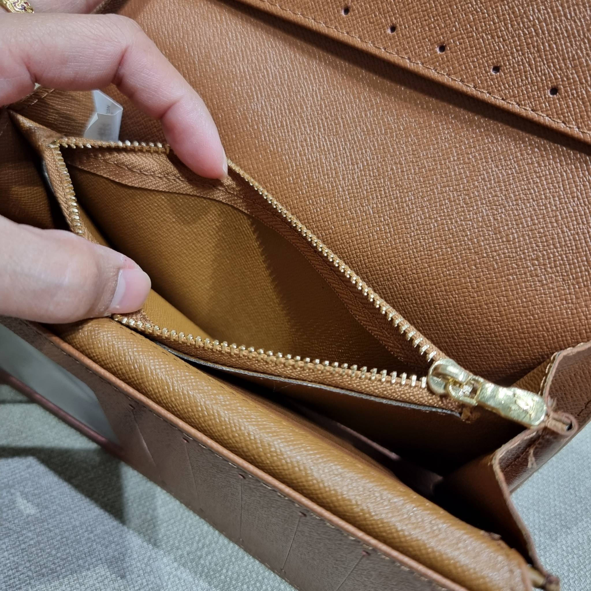 VIP 】ได้เวลาเปลี่ยนกระเป๋าสตางค์รับทรัพย์กันแล้ว!! LV vip wallet กระเป๋าสตางค์พรีเมี่ยมกิ๊ฟ เป็นไอเท็มหายาก ที่สาวๆต้องว้าว!! ใบยาวขนาดกำลังเหมาะมือ ถือแล้วขับผิวทุกสี วัสดุหนังแคนวาส ทนทาน เปิด-ปิดด้วยกระดุม ภายในมีช่องใส่บัตรเยอะมาก แบ่งสัดส่วนสวย ใส่ธน