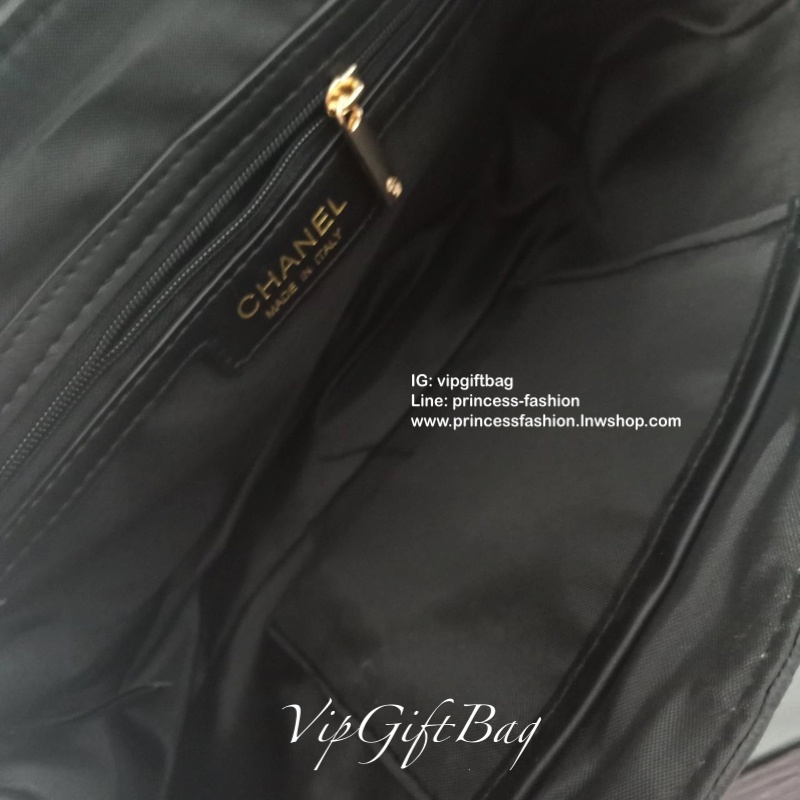 มาตามคำเรียกร้อง กับ CHANEL CROSSBODY BAGงานสวยหรูจาก CHANEL VIP GIFT (NOT FOR SALE) ตังกระเป๋าลายคาเวียร์เต็มใบสุดหรู เปิดปิดด้วยกระดุมแม่เหล็ก ด้านในมีช่องใส่ของช่องใหญ่ ช่องซิปและช่องเล็กใส่บัตร มาพร้อมสายสะพายแบบโซ่ทองสลับหนัง ตัวสะพายไหล่เป็นที่รองแบ
