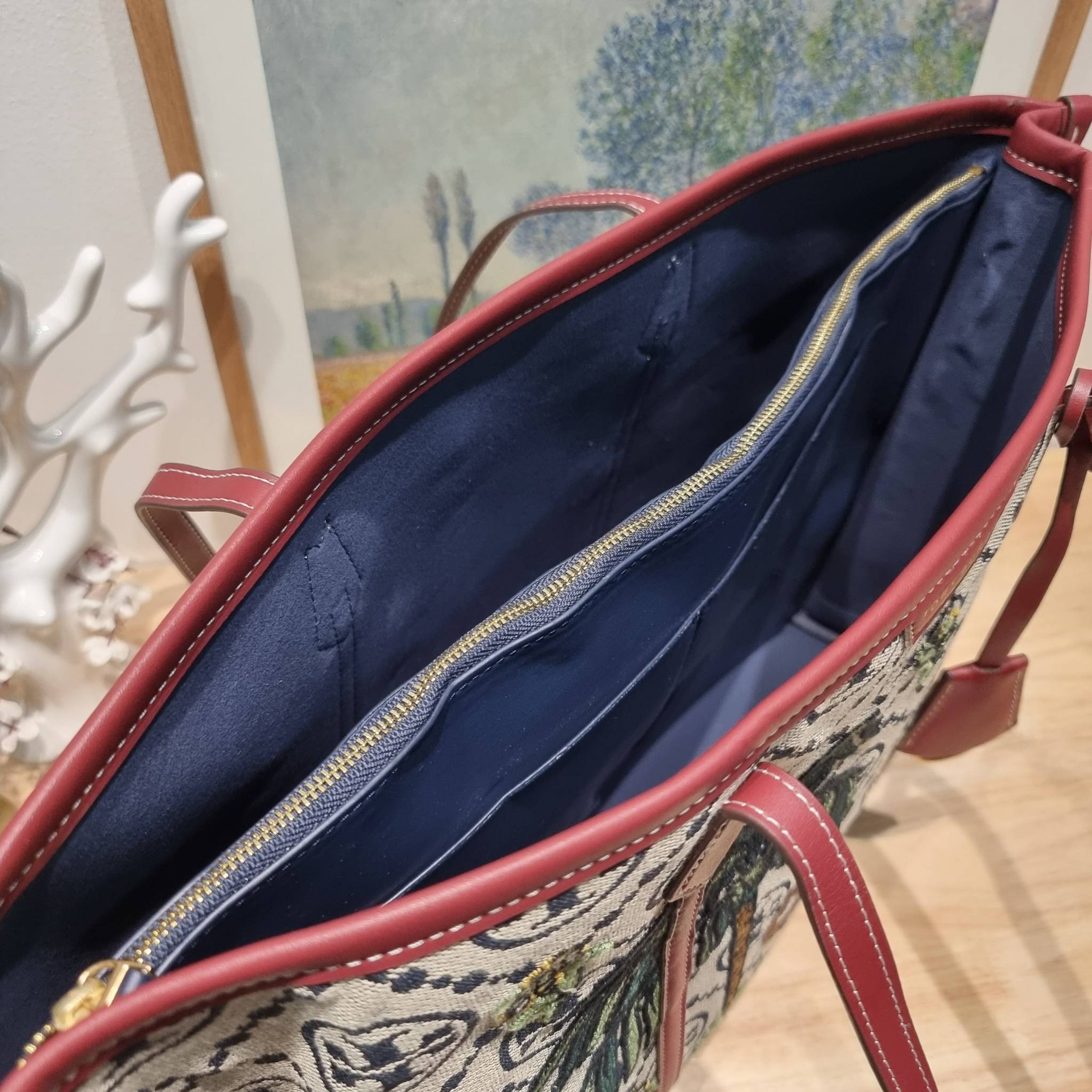 TORY TOTE BAG / TORY BURCH PERRY EMBROIDERED T MONOGRAM TRIPLE-COMPARTMENT TOTE BAG ใหม่ล่าสุด กับกระเป๋าทรงโท้ทใบใหญ่ ลวดลายโมโนแกรมสุดคลาสสิคที่ถูกดีไซน์รังสรรค์ด้วยงานปักสุดชิค น่าใช้ใจฟูแค่แรกเห็น ดีเทลดีงาม หูสะพายในตัว สะพายไหล่ได้แบบชิลๆ