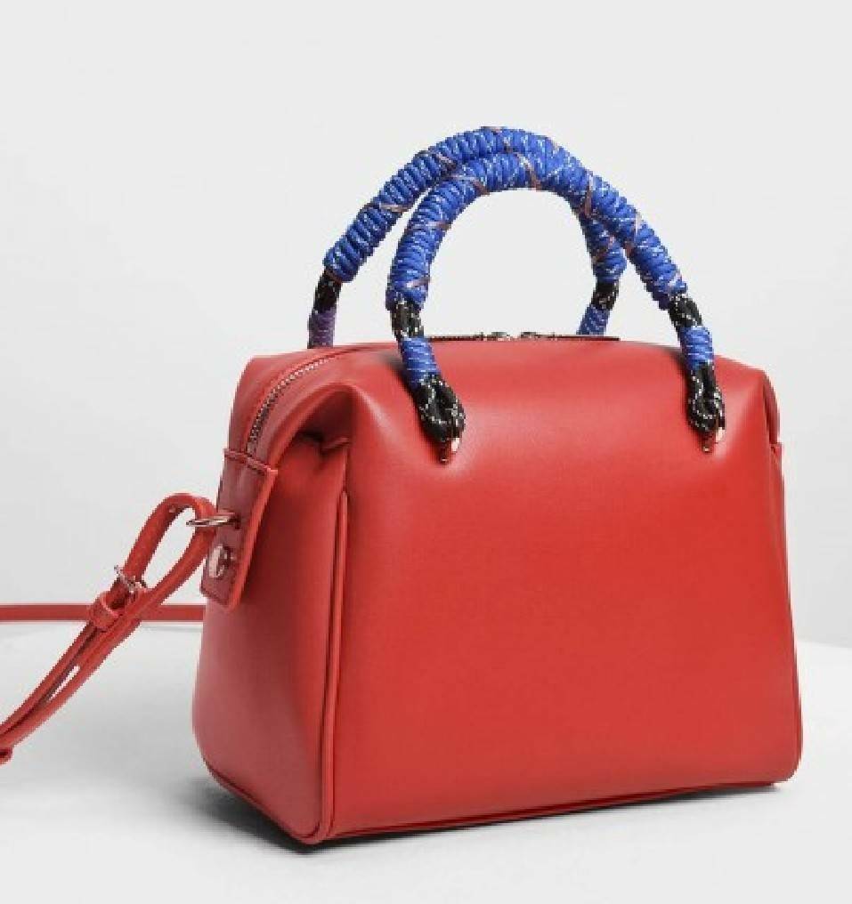 CHARLES & KEITH Nylon Twist Top Handle Bag กระเป๋าถือหรือสะพายรุ่นใหม่แบบชนช็อปทรง Bowling วัสดุหนังแกะสังเคราะห์เรียบสวยอยู่ทรงขนาดกำลังดี น่ารัก น้ำหนักเบา เปิดปิดด้วยซิปคู่สะดวกใช้ ภายในมีโลโก้และช่องซิป มีหมุดรองฐานกันรอยสี่มุม หูจับ Nylon Twist เพิ่ม