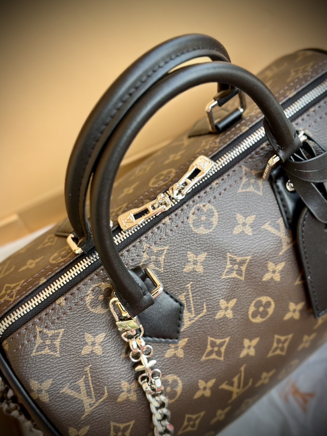 LV Speedy Soft 30 Dark Bag Monogram Black กระเป๋าทรงหมอนสปีดี้รุ่นใหม่ใบใหญ่ดีไซน์สวยสะดุดตา พร้อมโซ่สีเงินห้อยสวยโดดเด่น เพิ่มกิมมิกด้วยพู่ห้อย เป็นเพื่อนคู่ใจในการเดินทางที่สมบูรณ์แบบ เพิ่มสัมผัสหรูหรามีระดับ