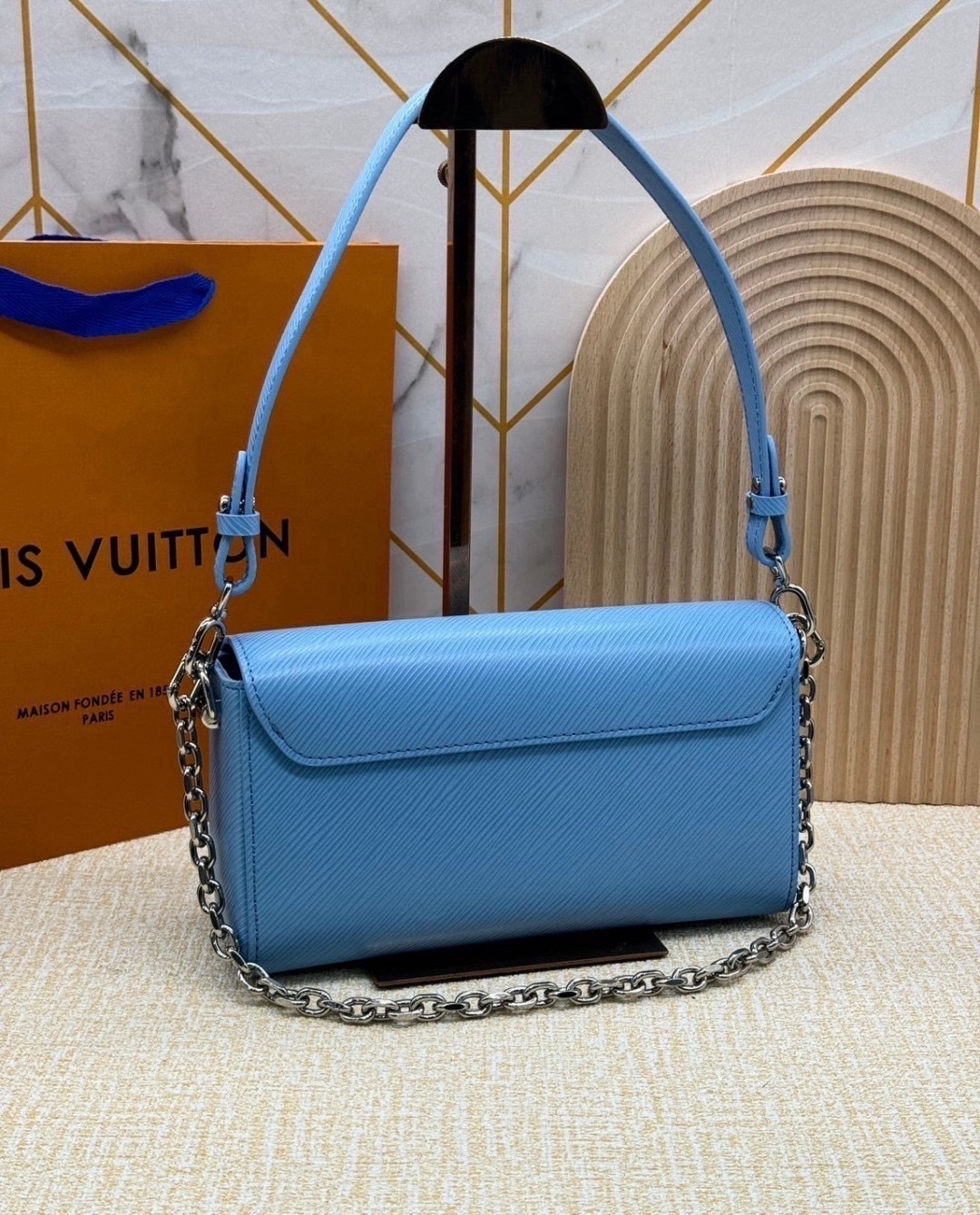 ORI หนังแท้ | LV Twist West Bag กระเป๋าสะพายหนัง Epi ลายเกรน สุดคลาสสิกมาดีไซน์ใหม่ในรูปทรงยาวเผยลุคมีระดับเหนือกาลเวลา ความหรูหราเข้ากับสตรีตสไตล์