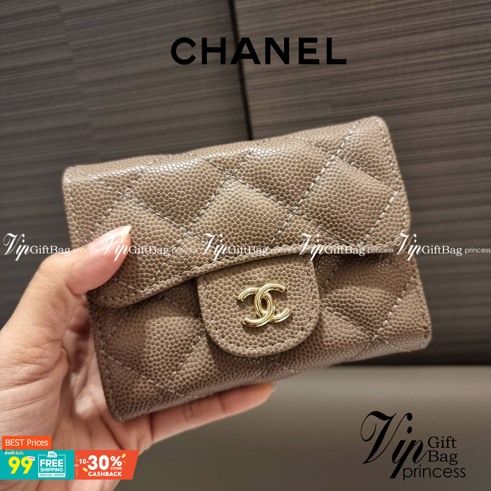 VIP 】มาแล้วจ้า!! รุ่นแนะนำ!! ฮิตติดใจสาวๆ!! กระเป๋าสตางค์ใบสั้นรุ่นฝาพับ จาก Chanel premium for gift เรียบหรู ดูไฮน์ วัสดุหนังสังเคราะห์ลายคาร์เวีย ด้านในเป็นหนังซาฟเฟียโน่ เปิด-ปิดด้วยกระดุมแม่เหล็ก ภายในกระเป๋ามีช่องใส่บัตร ใส่ธนบัตรได้ ดีไซน์เรียบหรูตา