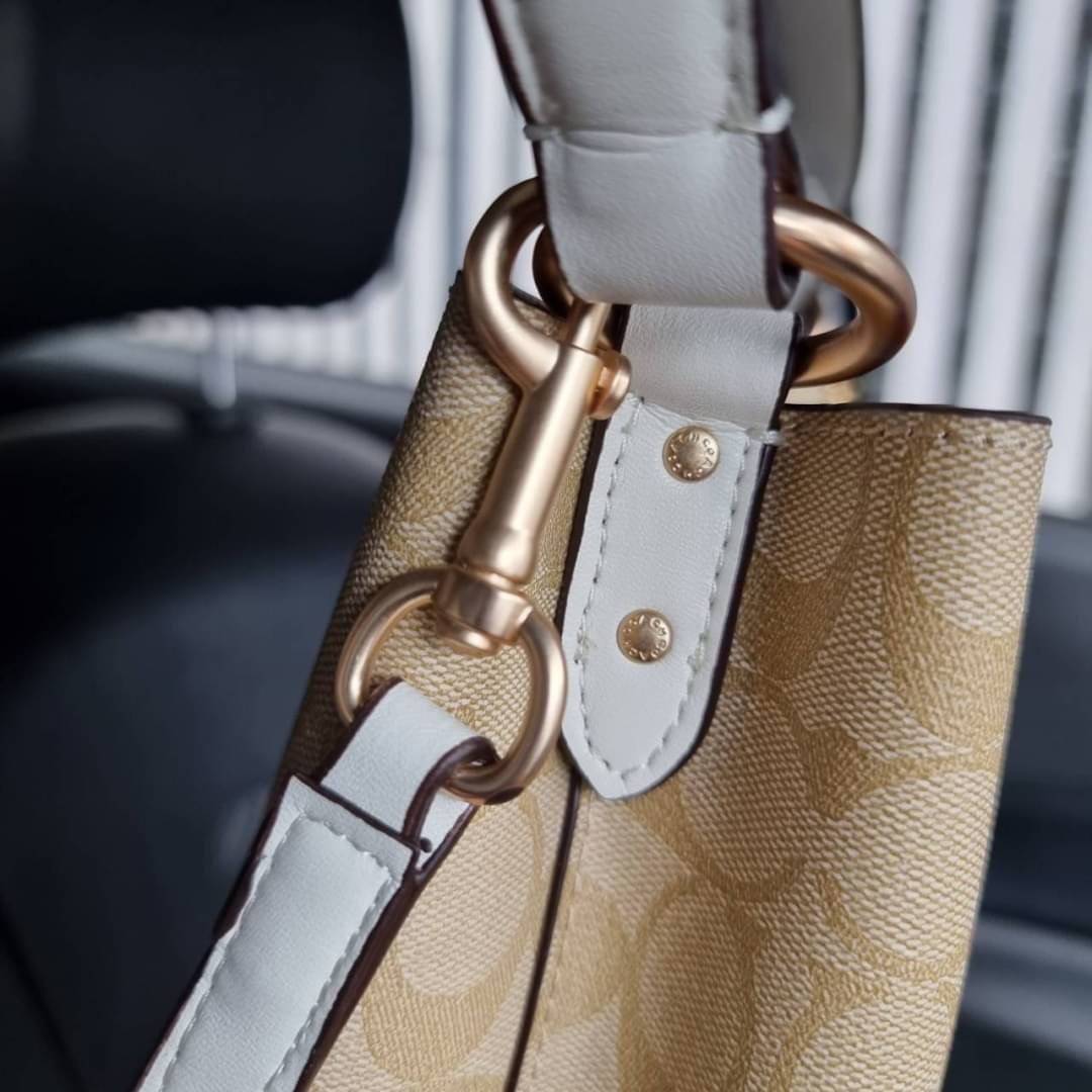 COACH 2312 SMALL TOWN BUCKET BAG IN SIGNATURE CANVAS รุ่นยอดนิยมใบเล็กมาครบสีแล้วจ้า กระเป๋าทรงบัคเก็ต สีผู้ดี๊ผู้ดี ตัวกระเป๋าดีไซน์คลาสสิคลายซี ดูโดดเด่น วัสดุหนังแคนวาสเคลือบลาย สวยคมทุกมุมจริงๆ!! เปิด-ปิดด้วยกระดุมแม่เหล็กทั้ง 2 ฝั่ง ภายในเป็นช่องโล่ง