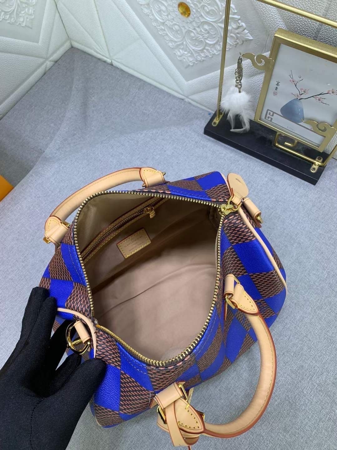 LV Speedy 25 Bandoulière Damier Pop กระเป๋าสะพายสปีดี้สีใหม่ Bleu ราพุ่งไปแล้ว หลังจากตะลิชถือ รีบจับจองนะคะ ล็อทหน้าราคาอับแน่นอนเลยค่า