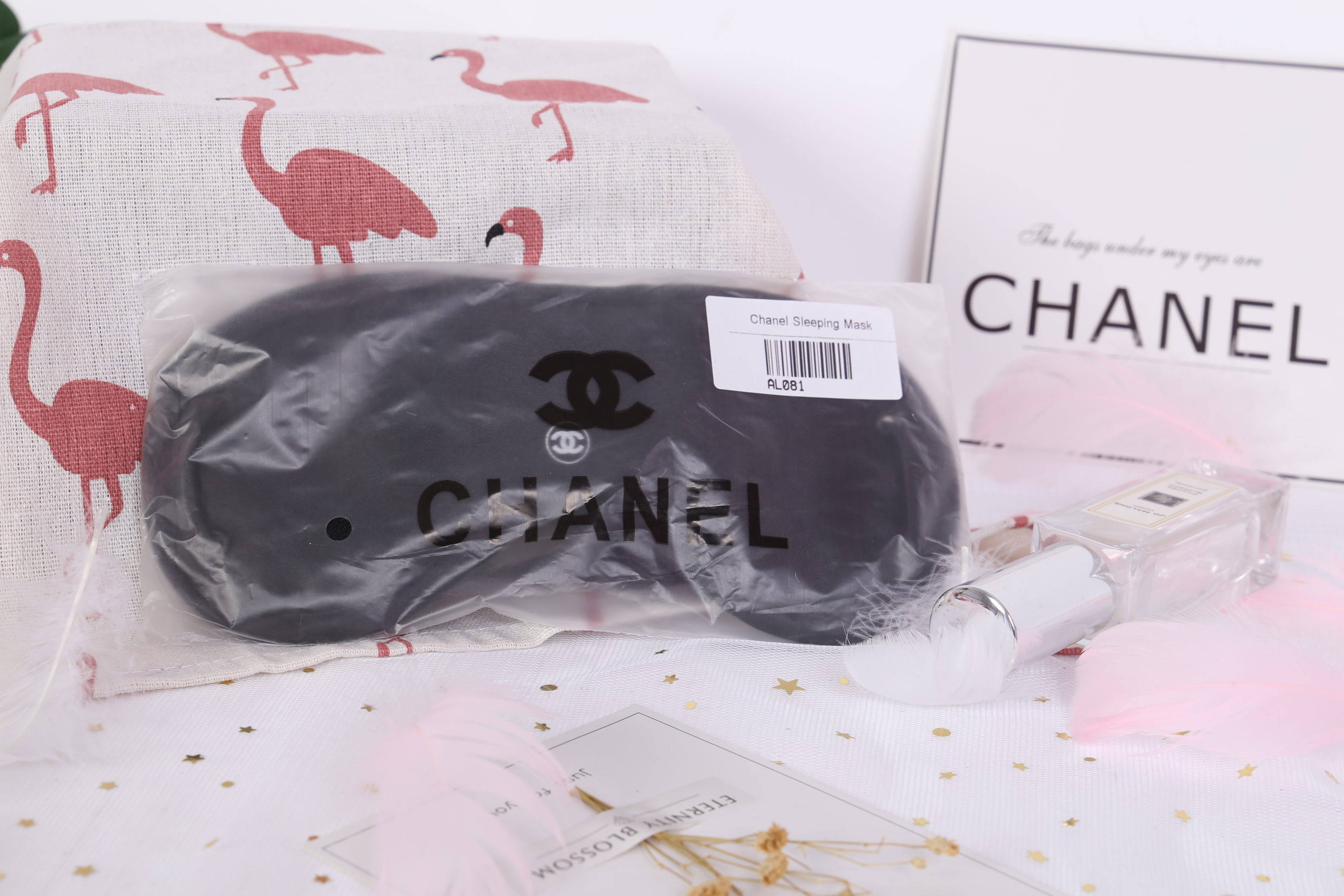 CHANEL SLEEPING EYE Beauty Travel Spa Sleep MASK สินค้าเป็นของแท้ ใหม่จากแบรนด์ ที่ปิดตาจากChanel VIP Gift แท้ 100% ทำจากผ้าผิวลื่น ด้านหน้ามีโลโก้ชาแนล ตัวสายเลื่อนปรับได้ตามต้องการ บรรจุในถุงพลาสติกปั้ม Chanel ค่ะ
