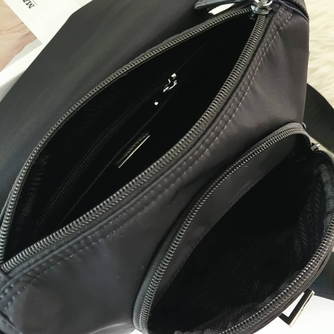 พร้อมส่งรุ่นขายดี กับงานพรีเมี่ยมกิ้ฟแบรนด์ดังอย่าง PRADA ทรง MESSENGER ทรงยอดฮิต สำหรับท่านชาย เนื้อผ้า Nylon มาพร้อมกับทรงสูง ใส่ ของได้หลากหลาย ขนาดกำลังดี เปิดปิดด้านหน้าด้วยตัวล็อคเข็มขัด ด้านในเปิดปิดด้วยซิป อะไหล่สีเงินทั้งใบ จะซื้อใช้เองหรือบมอบเป