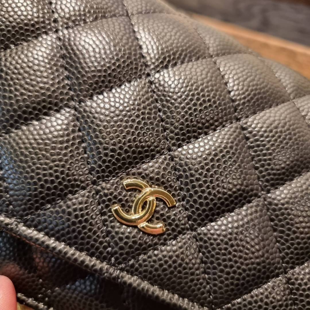 VIP 🥂 CHANEL WOC ฮอตกว่ารุ่นนี้คงไม่มีแล้ว!! เป็นรุ่นที่ถูกถามหาเยอะสุด!! ขายดีสุด!! และหมดไวมากๆ กระเป๋าสะพายข้างหนังลายคาร์เวีย มาพร้อมโซ่สะพายในตัว (ถอดออกไม่ได้) อะไหล่ทอง ดูผู้ดี้ ผู้ดี!! เปิด-ปิดกระเป๋าด้วยกระดุมแม่เหล็ก ภายในกระเป๋าเป็นช่อง