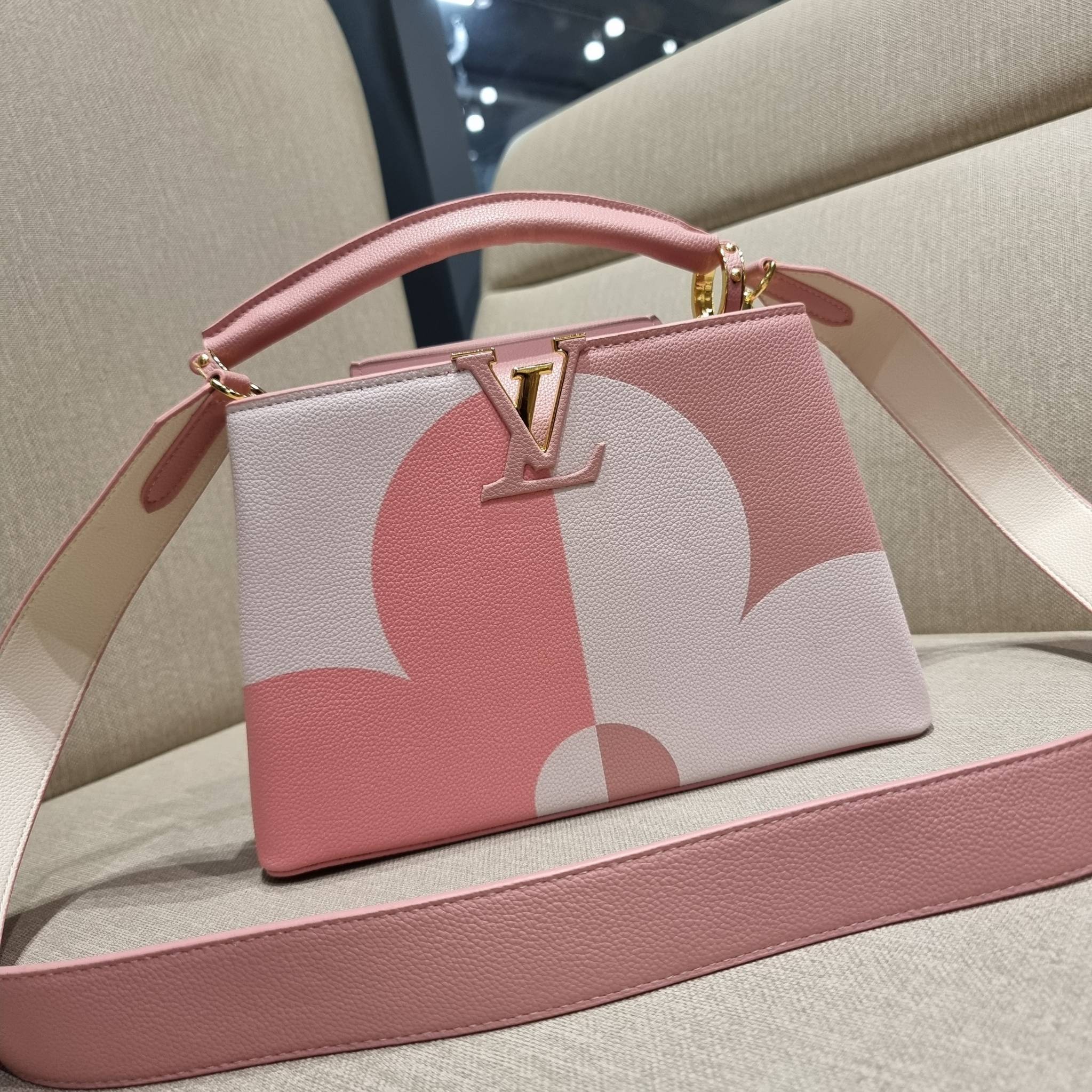 LV capucines top handle ที่สุดของความสวยในราคาเบาๆ กระเป๋าถือสุดหรู ดีไซน์ทรงคลาสสิค พร้อมลวดลายหรูหรา มาพร้อมหูจับในตัว ด้วยรูปทรงวินเทจและวัสดุหนังลูกวัว สัมผัสดี ขับผิว ทำให้ไอเท็มนี้สะกดทุกสายตาจริงๆ และยังมีลูกเล่นที่ฝาปิดกระเป๋า ที่สามารถปิด หรือสอด