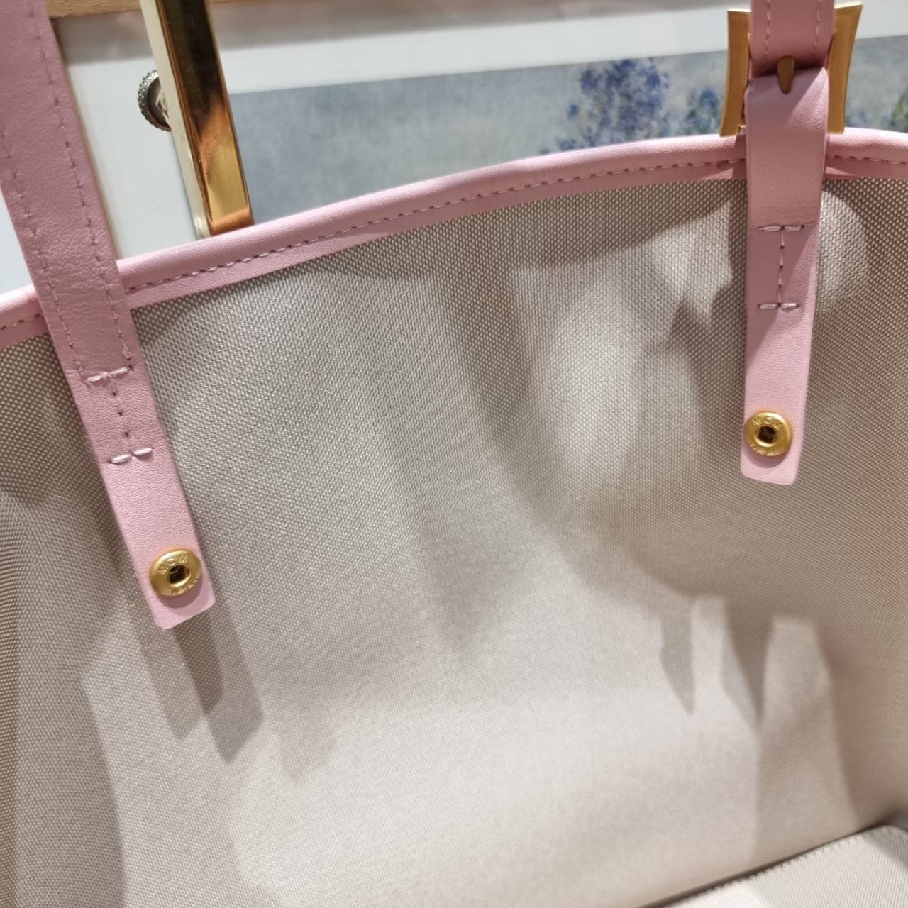 M.C.M MEDIUM HIMMEL SHOPPER IN LAURETOS คอลเลคชั่นใหม่ พร้อมสีใหม่ ดีไซน์ละมุน น่าใช้มากๆ กระเป๋าทรงช้อปปิ้ง เรียบหรู พิเศษสุดกับพวงหนังพร้อมห่วงกุญแจทึ่สามารถห้อยพวงกุญแจน่ารักๆได้