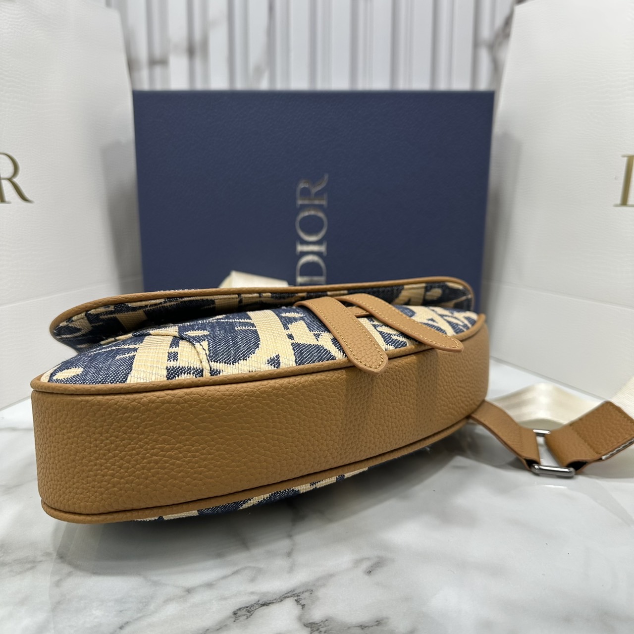 ORI หนังแท้ | DIOR Saddle Bag Blue and Beige Raffia-Effect Denim with Brown Grained Leather กระเป๋าสะพายคาดอก สัญลักษณ์สุดคลาสสิก ผ้าเดนิมลายแจ็คการ์ด Oblique พิมพ์ลายราฟเฟีย นำเสนอรูปแบบใหม่ให้กับไอคอนประจำแบรนด์