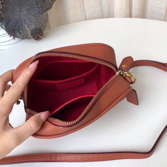 COACH Coated Canvas Signature Camera Bag 16 | Tan Rust (1025) เคลียร์สต๊อคมีไม่มากนะคะ! พร้อมส่งค่ะ! กระเป๋าทรงกล่อง pvc หนังนิ่มค่ะ เปิดปิดกระเป๋าแบบซิป ภายในสามารถใส่มือถือได้ทุกรุ่น;กระเป๋าเงินใบกลางได้;ของอื่นๆได้จุค่ะ;มีช่องซิปและช่องเล็กให้ใส่ของจุก