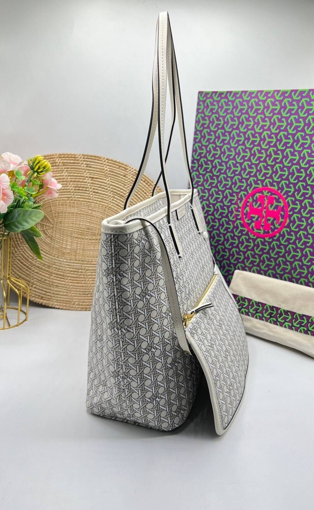 Tory Burch Ever Ready Zip Tote Small Coated Canvas / Tory Burch Geo Logo Tote กระเป๋าโท้ท พิมพ์ลายด้วยลวดลายสานตะกร้าอันเป็นเอกลักษณ์ของแบรนด์ ซึ่งได้แรงบันดาลใจจากความหลงใหลในงานจักสานของผู้ก่อตั้ง