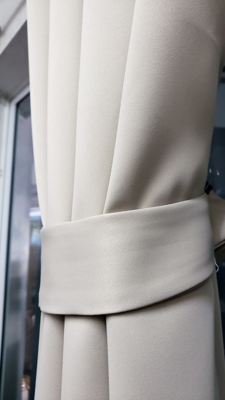 ผ้าม่านกันแสง UV95% รุ่นโมเดิร์น(ไม่มีลาย)สีเบจน้ำตาล ก.270*ส.255ซม./ผืน(แถมสายรวบม่านและตะขอเกี่ยว)