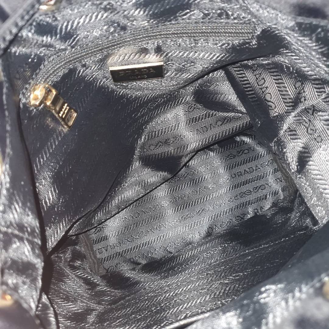 Size NORMAL : Prada Nylon Bucket Bag Black ใครๆก็หลงรัก **ทรงขนมจีบใหญ่ PRADA DRAWSTRING BAG กระเป๋าผ้า NYLON SILK เนื้อหนาซับในอย่างดี จุดเด่นคือ กระเป๋าสามารถ จุของได้เยอะมาก ด้านในมีช่องซิปพร้อมช่องใส่ของอีกหนึ่งช่อง น