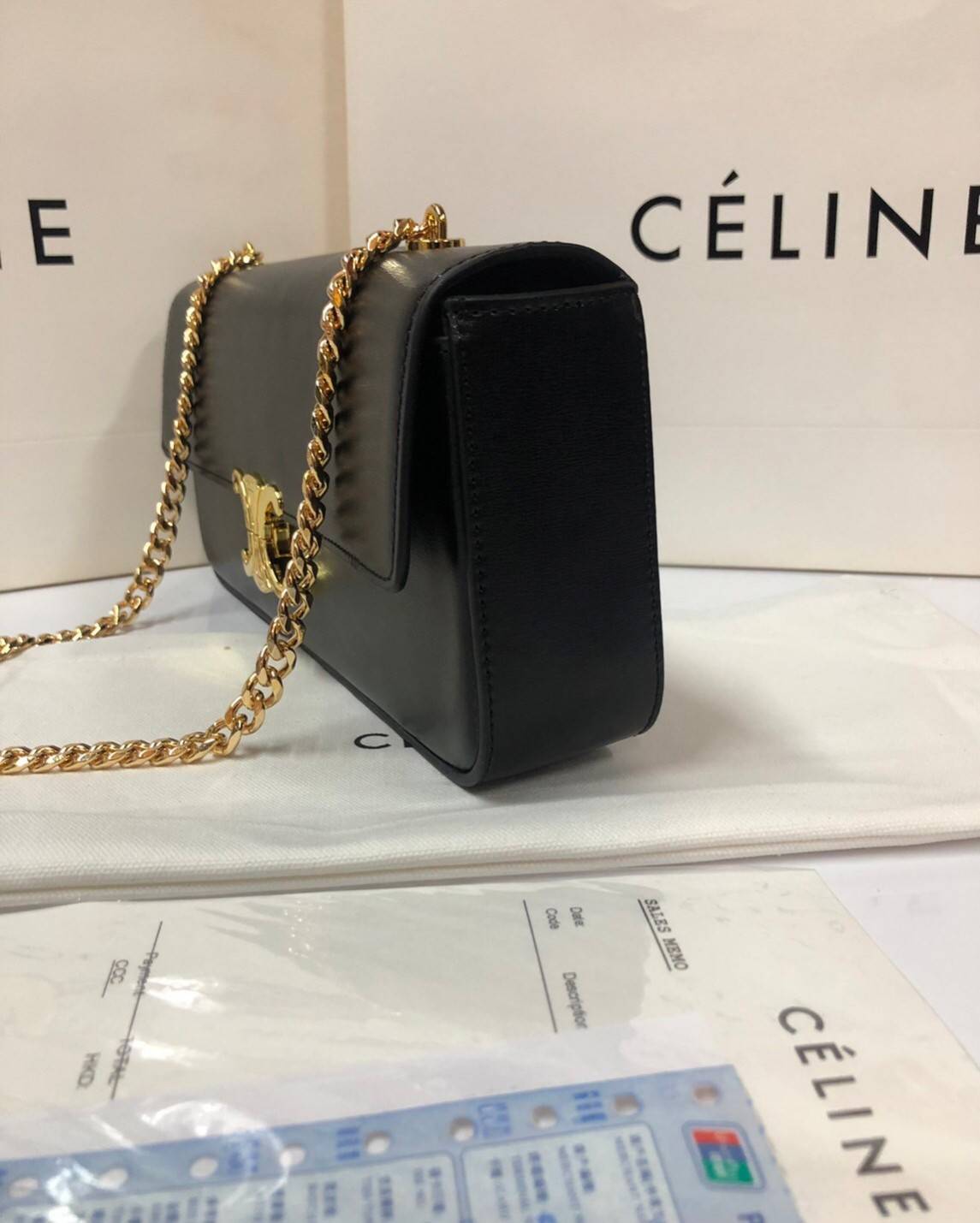 หนังแท้ CELINE CHAIN BAG TRIOMPHE IN SHINY CALFSKIN BLACK ก็ปังๆ ยาวๆ ไปเลยสิค่ะ งานหนังแท้ทั้งใบสวยหรู สวยมากกก เก๋มาก ต้องมีแล้วค่าา แบบใหม่ล่าสุด งานพึ่งเข้ามาน้อยน้าา ราคาดีไปอีก ภาพสินค้าถ่ายจากงานขายจริง ใช้งานต่างประเทศได้เลยค่าา