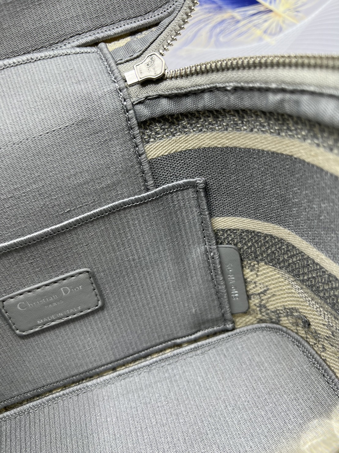 22cm Medium DiorTravel Vanity Case กระเป๋าใส่เครื่องสำอางใบกลาง จุของได้เยอะ มาพร้อมกับลวดลาย Oblique ปักอย่างประณีตและประดับด้วยสัญลักษณ์ Christian Dior Paris มาพร้อมสายสะพายและหูจับในตัว