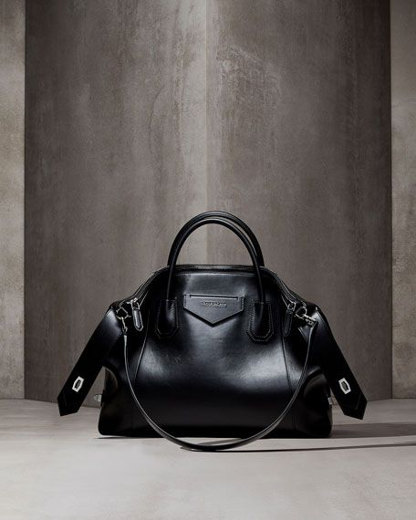 GIVENCHY Antigona Soft leather tote bag ฟรีผ้าผูก!! กระเป๋าสะพายข้าง ทรงสวยมากค่ะ มี 2 ขนาด รุ่นยอดนิยมดาราเซเลปใช้กันเพียบ งานจริงสวยหรูดูแพงมากนะค้าา ราคานี้คุ้มที่สุด มีมารอบนี้ 6 สี 2 ขนาด เลือกให้ปังไปเลยค่าาา