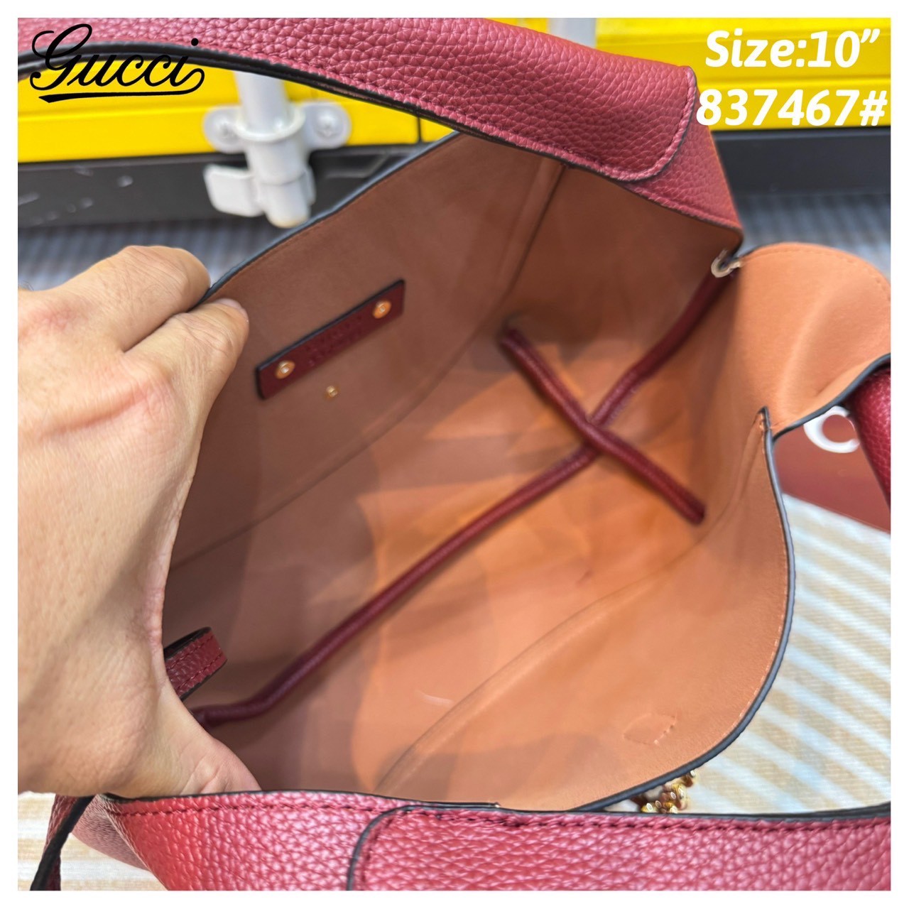 Gucci Softbit medium top handle bag กระเป๋าทรงโฮโบโฉมใหม่ อะไหล่เป็นเอกลักษณ์ของแบรนด์ในรูปแบบ Horsebit ครึ่งรูปขนาดใหญ่ หรูหราและใช้งานสะดวก รูปทรงสไตล์สบายๆ หนังลายเกรนสวยหรูนุ่มนวลพร้อมเท็กเจอร์อันโดดเด่น