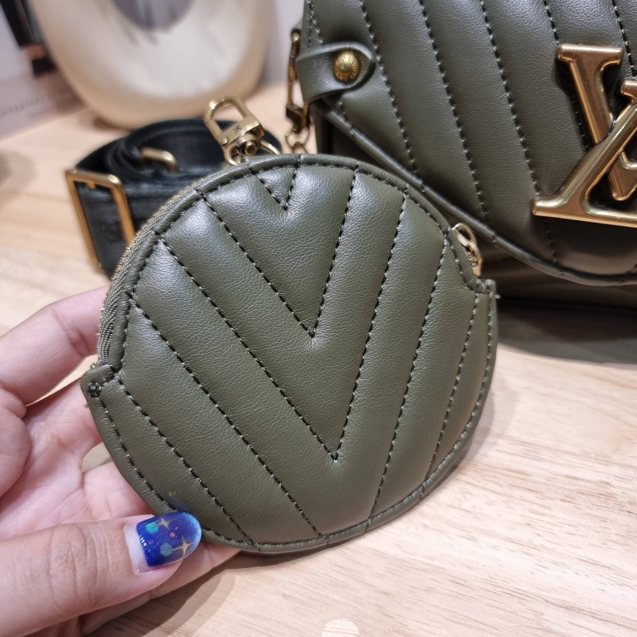 LV new wave pochette multi bag กระเป๋าสะพายมัลติฟังก์ชั่น มาพร้อม box set รับรองว่าดีงาม ลูกเล่นคลาสสิคผสานความวินเทจ มีสายสะพายให้ 2 เส้น และกระเป๋าใบลูก เล็กน่ารัก