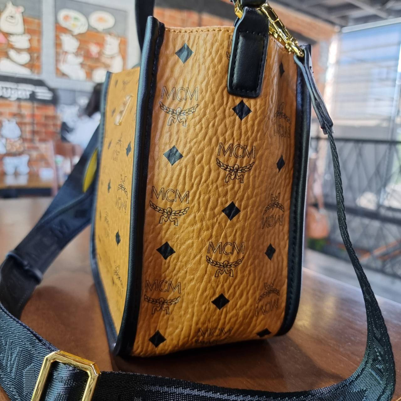 M.C.M KLASSIK LIMITED TOTE IN LEATHER BLOCK กระเป๋าโท้ท รุ่นลิมิเต็ดที่ทำเฉลิมฉลองวันครบรอบแบรนด์ ถือเป็นรุ่นที่หายากมาก ได้มารอบนี้รอบเดียวจ้า โท้ทสวยอยู่ทรง ขนาดกำลังดี พิเศษมากมาพร้อมสายหนังห้อย เข้าเซ็ท และสายสะพายสปอร์ต ถอดได้ ปรับได้ตามตัว รุ่นนี้หน